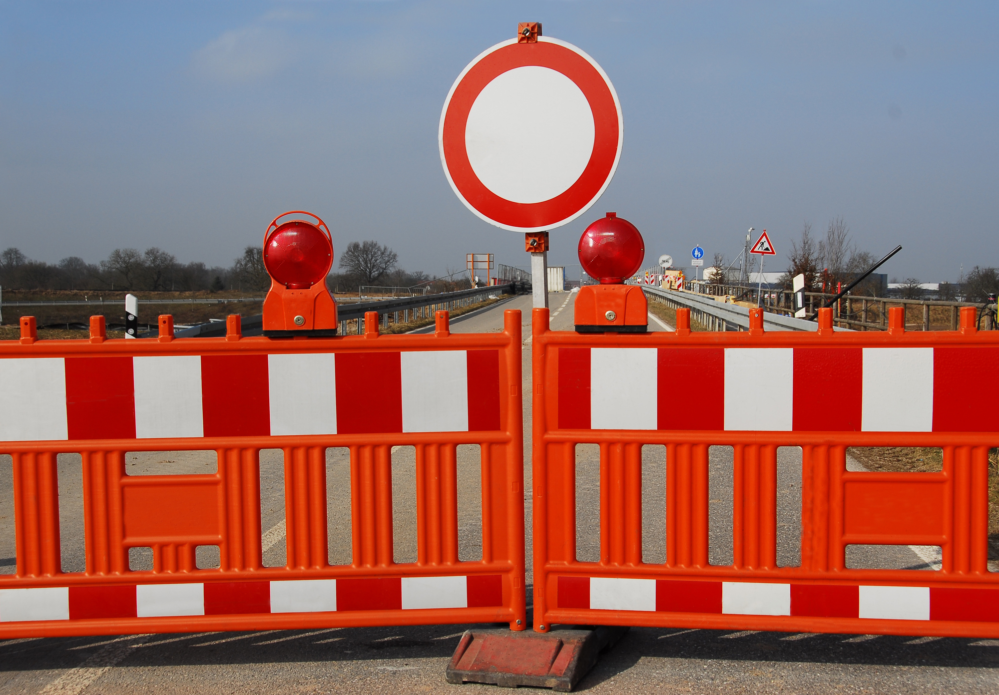 Symbolbild "Straßensperrung". Foto: H.D.Volz / pixelio.de
