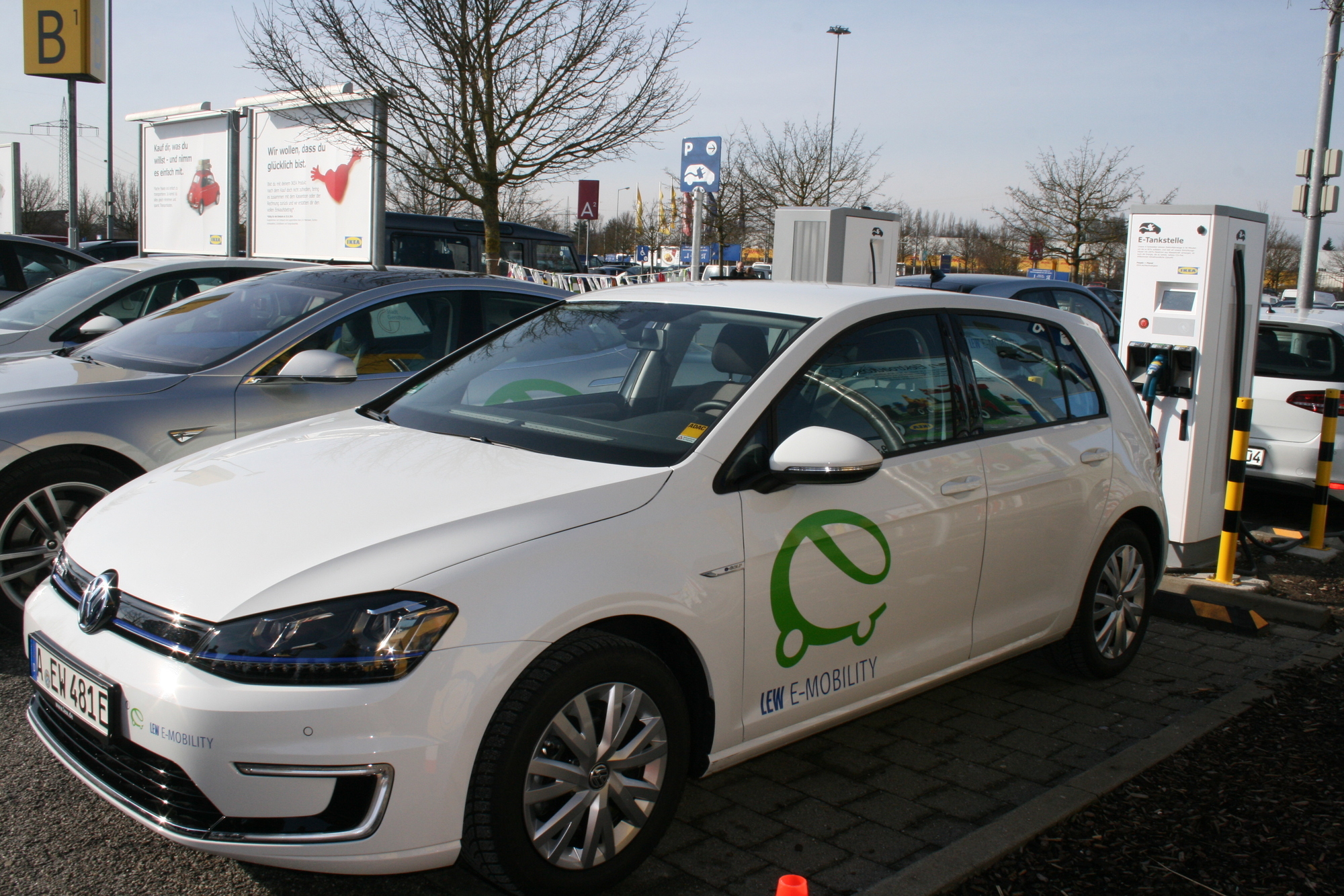 Mit der neuen E-Tankstelle leistet IKEA einen wichtigen Beitrag zur Verkehrswende. Foto: B4B WIRTSCHAFTSLEBEN SCHWABEN