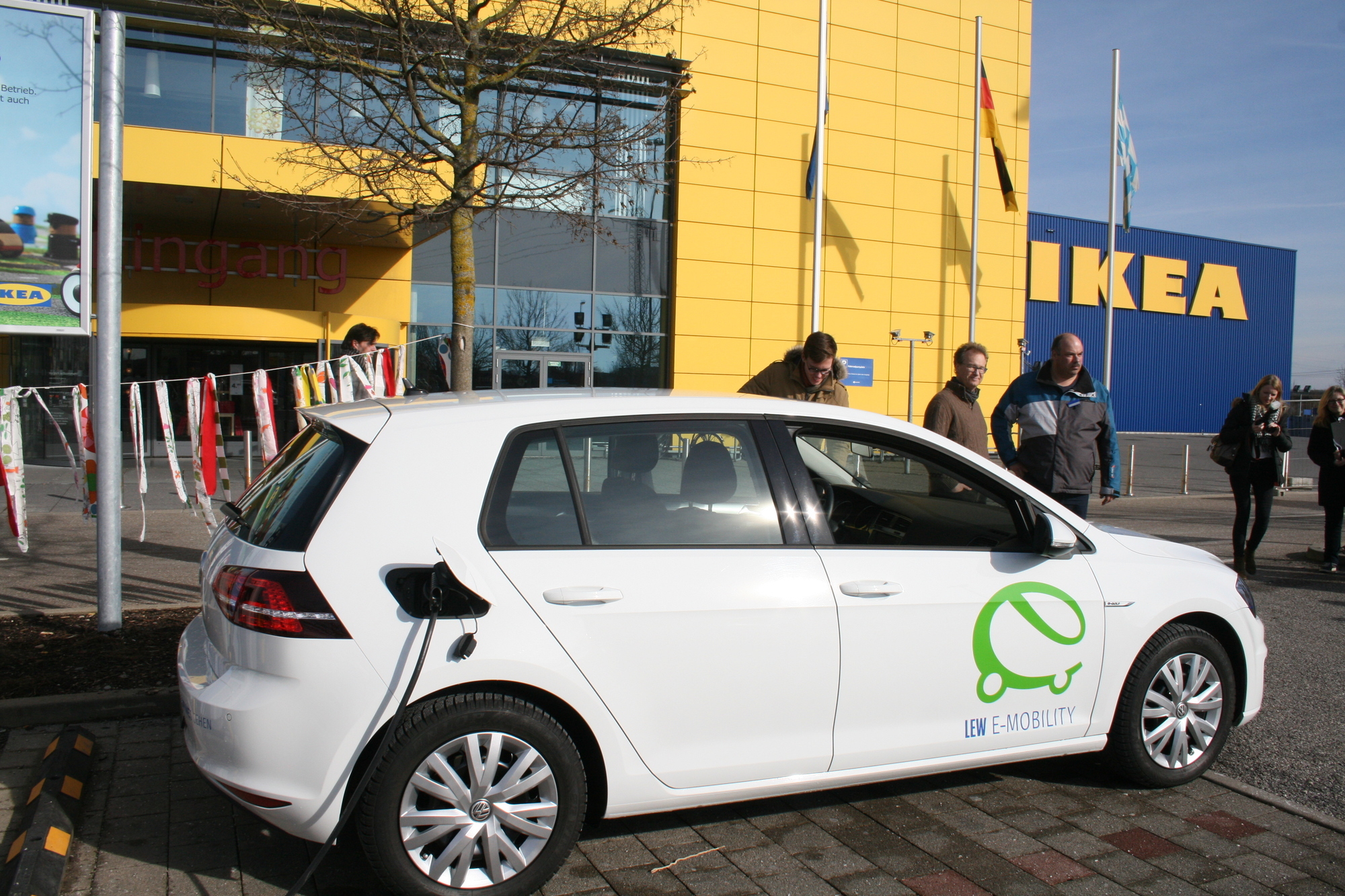 Mit der neuen E-Tankstelle leistet IKEA einen wichtigen Beitrag zur Verkehrswende. Foto: B4B WIRTSCHAFTSLEBEN SCHWABEN