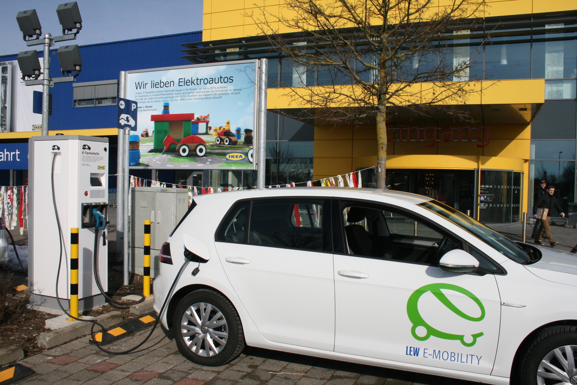 Mit der neuen E-Tankstelle leistet IKEA einen wichtigen Beitrag zur Verkehrswende. Foto: B4B WIRTSCHAFTSLEBEN SCHWABEN