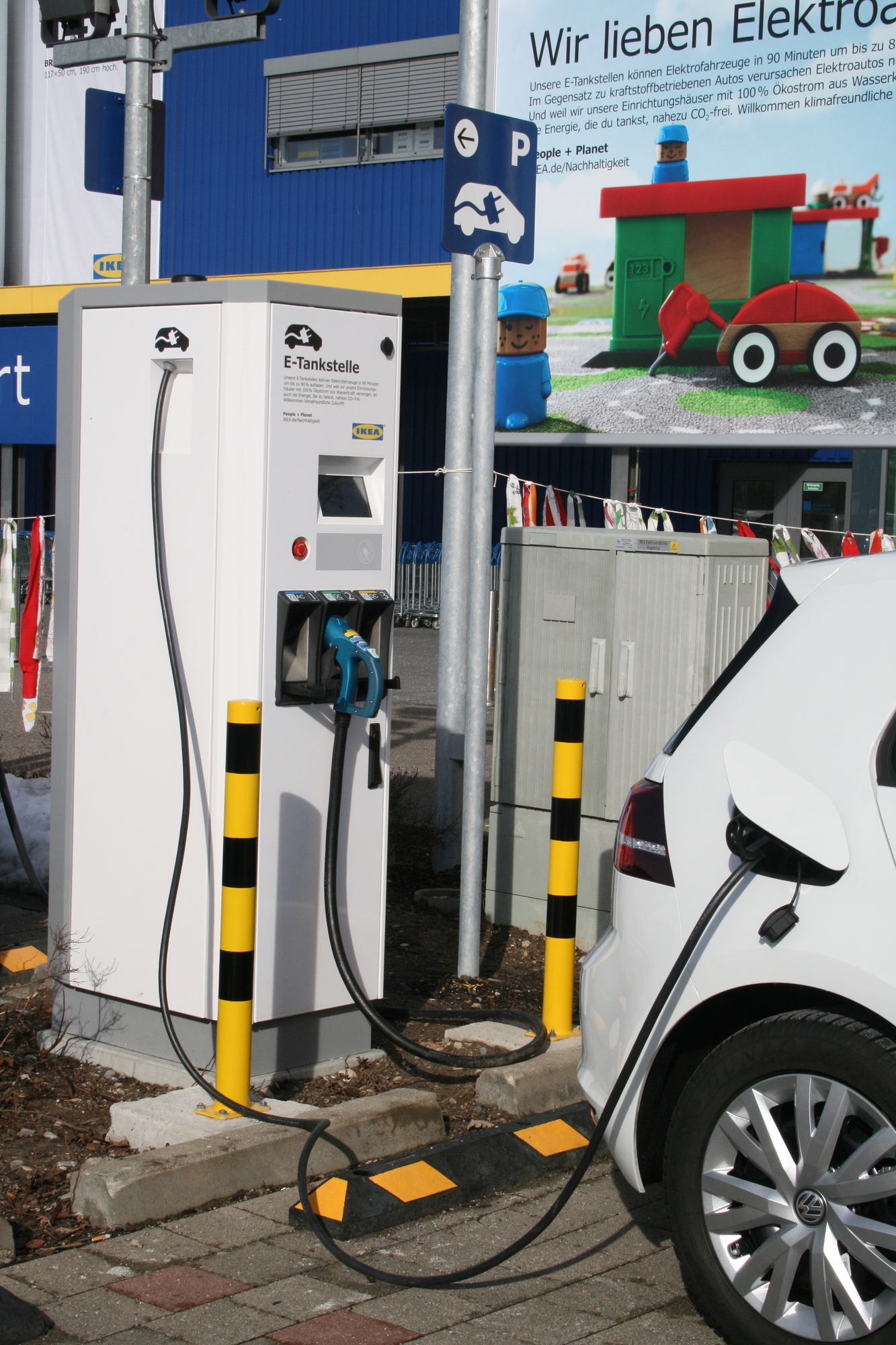 Mit der neuen E-Tankstelle leistet IKEA einen wichtigen Beitrag zur Verkehrswende. Foto: B4B WIRTSCHAFTSLEBEN SCHWABEN