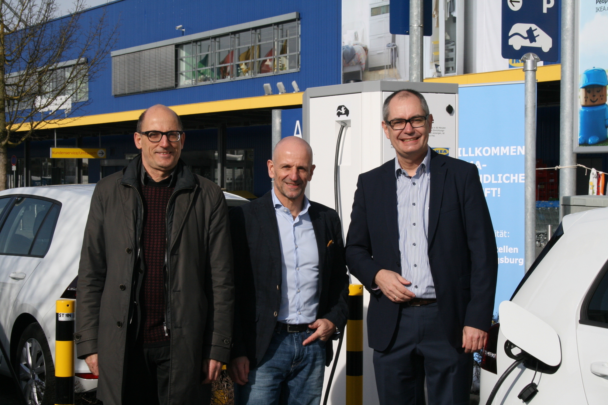 Mit der neuen E-Tankstelle leistet IKEA einen wichtigen Beitrag zur Verkehrswende. Foto: B4B WIRTSCHAFTSLEBEN SCHWABEN
