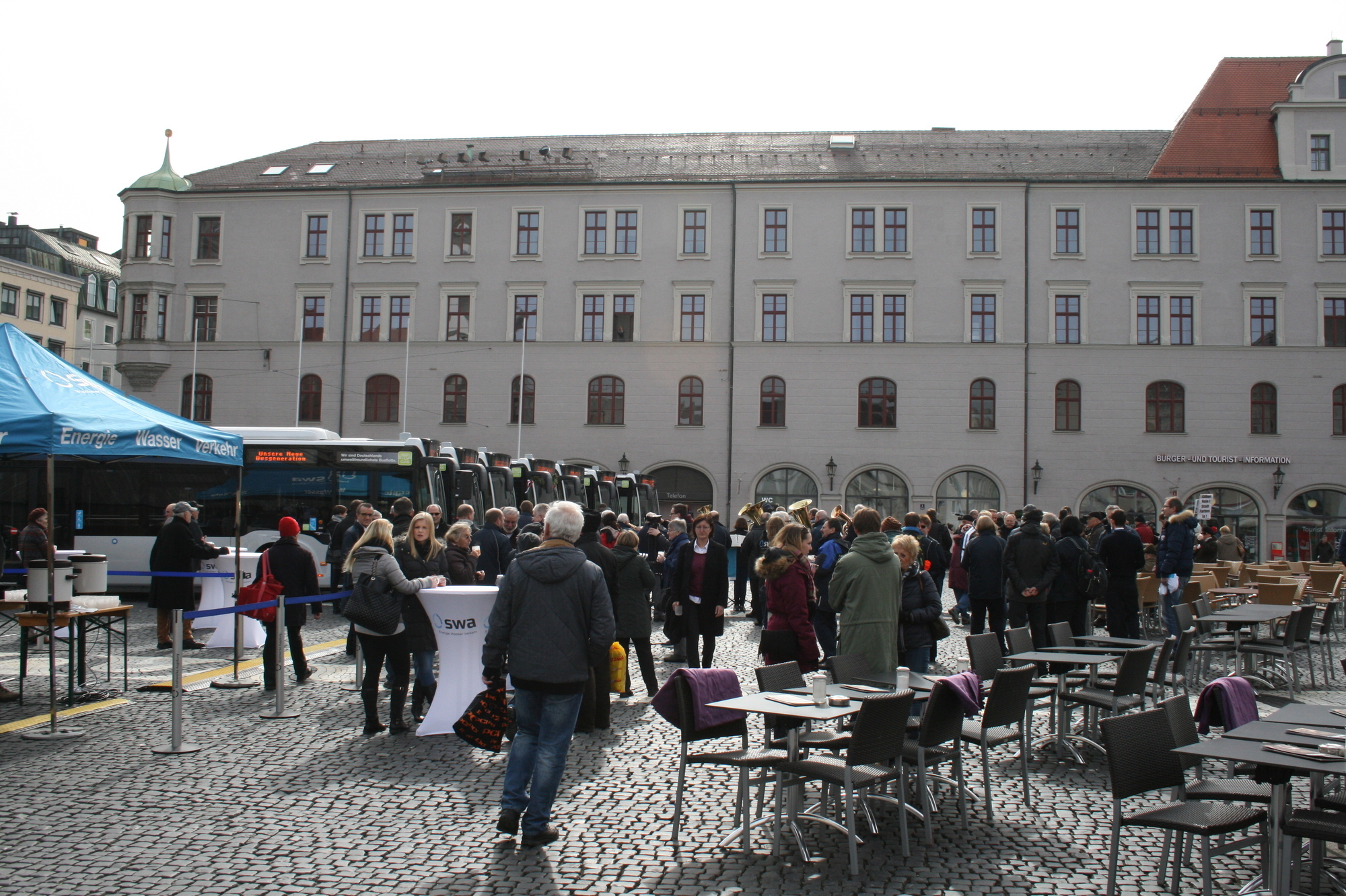 Die Stadtwerke Augsburg präsentieren stolz ihre neuen Erdgasbusse auf dem Rathausplatz. Foto: B4B WIRTSCHAFTSLEBEN SCHWABENDie S