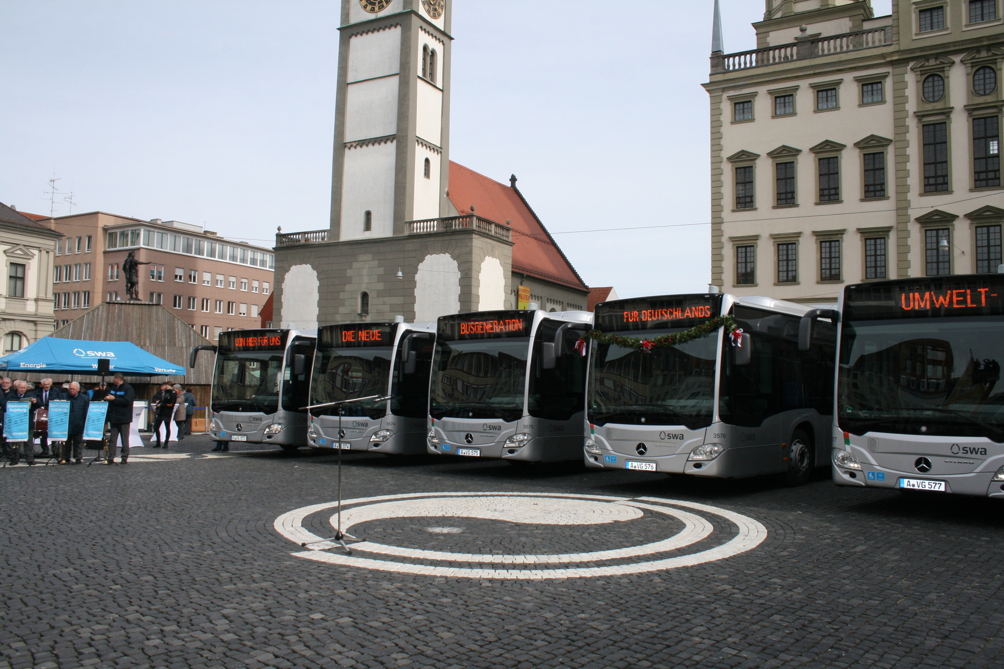 Die Stadtwerke Augsburg präsentieren stolz ihre neuen Erdgasbusse auf dem Rathausplatz. Foto: B4B WIRTSCHAFTSLEBEN SCHWABENDie S
