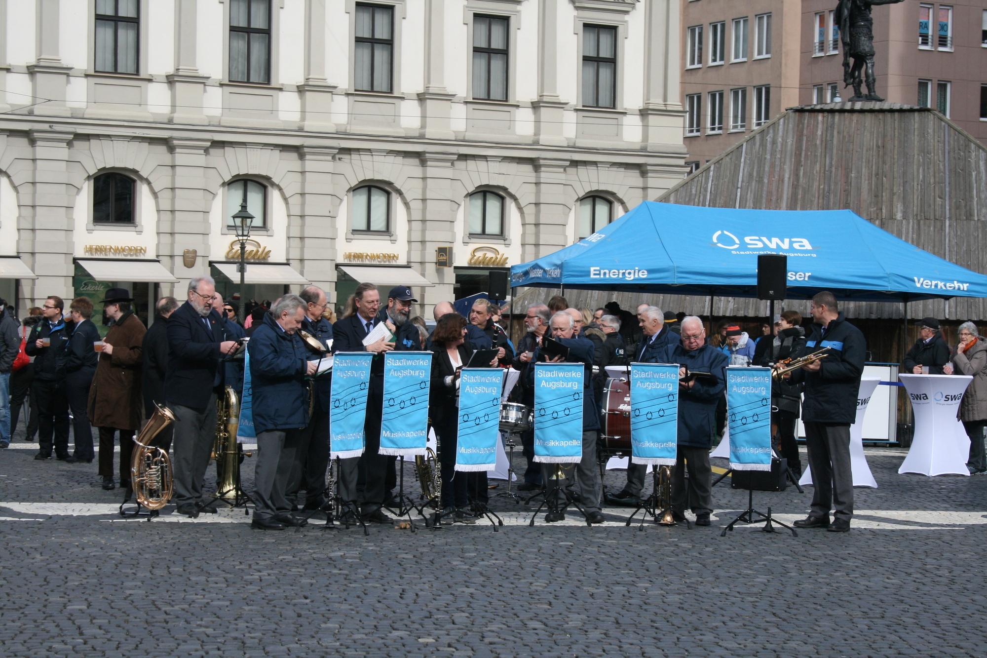 Die Stadtwerke Augsburg präsentieren stolz ihre neuen Erdgasbusse auf dem Rathausplatz. Foto: B4B WIRTSCHAFTSLEBEN SCHWABENDie S