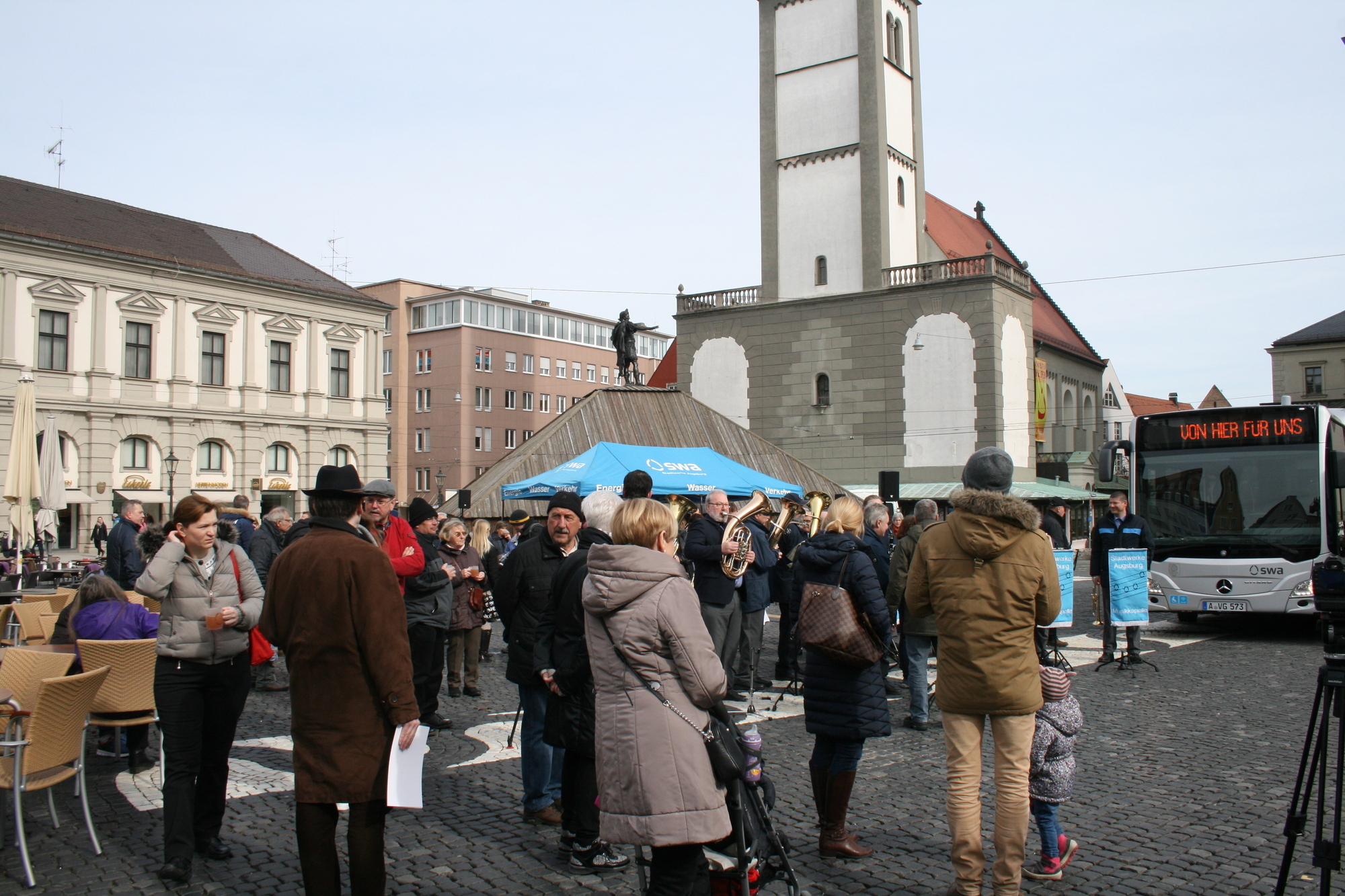 Die Stadtwerke Augsburg präsentieren stolz ihre neuen Erdgasbusse auf dem Rathausplatz. Foto: B4B WIRTSCHAFTSLEBEN SCHWABENDie S