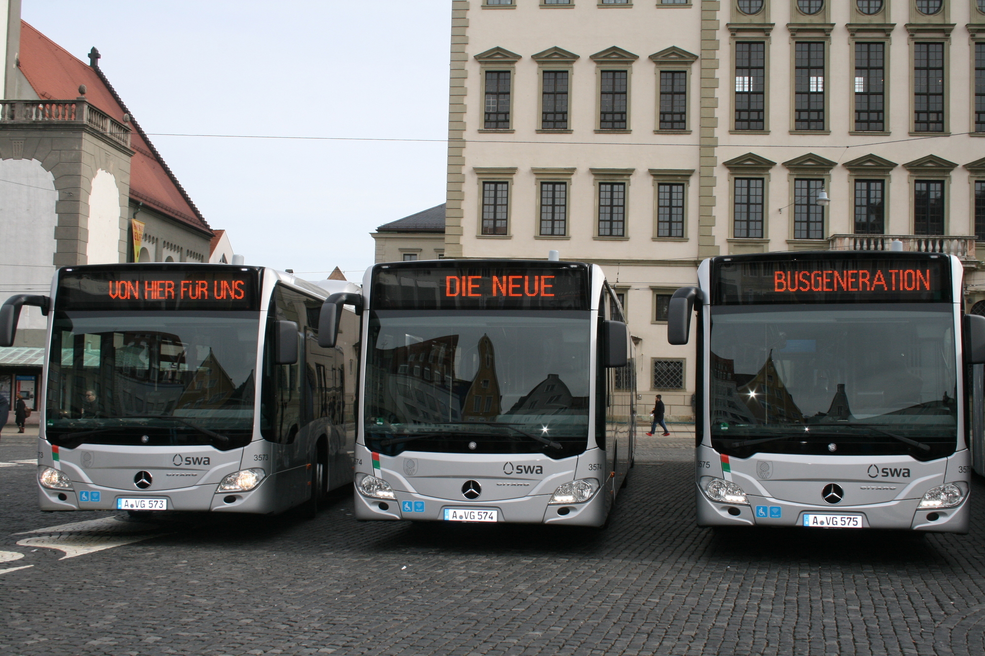 Die Stadtwerke Augsburg präsentieren stolz ihre neuen Erdgasbusse auf dem Rathausplatz. Foto: B4B WIRTSCHAFTSLEBEN SCHWABENDie S