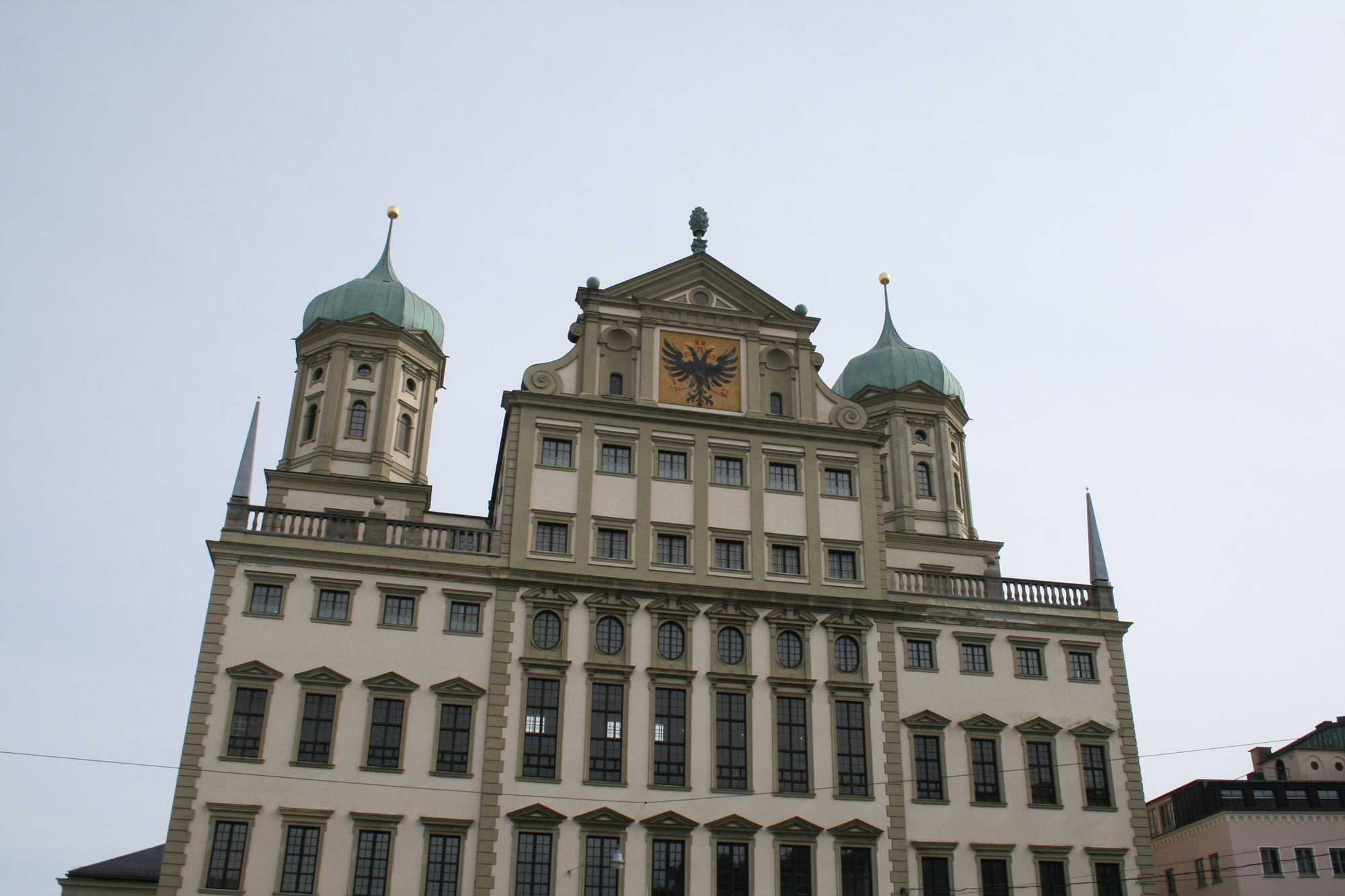 Die Stadtwerke Augsburg präsentieren stolz ihre neuen Erdgasbusse auf dem Rathausplatz. Foto: B4B WIRTSCHAFTSLEBEN SCHWABENDie S