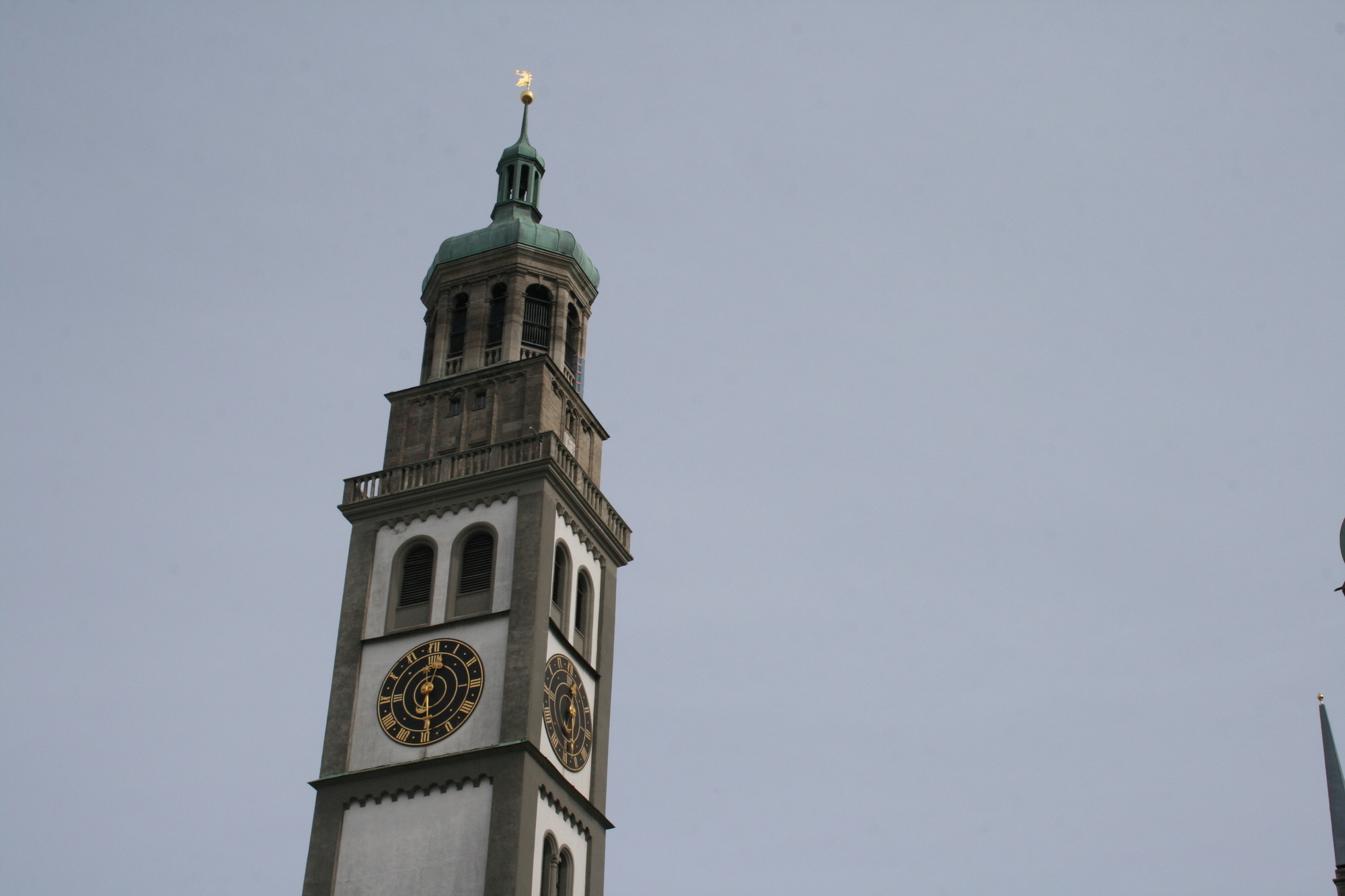 Die Stadtwerke Augsburg präsentieren stolz ihre neuen Erdgasbusse auf dem Rathausplatz. Foto: B4B WIRTSCHAFTSLEBEN SCHWABENDie S