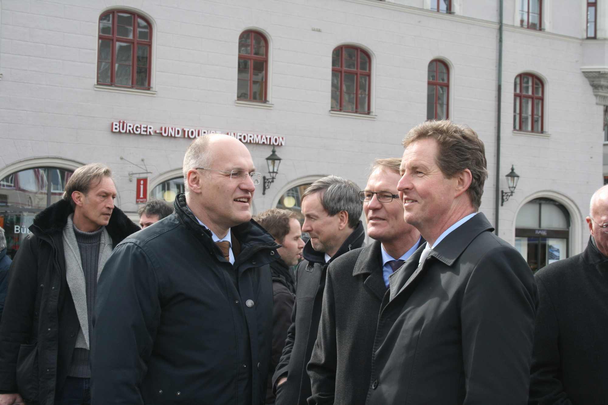 Die Stadtwerke Augsburg präsentieren stolz ihre neuen Erdgasbusse auf dem Rathausplatz. Foto: B4B WIRTSCHAFTSLEBEN SCHWABENDie S