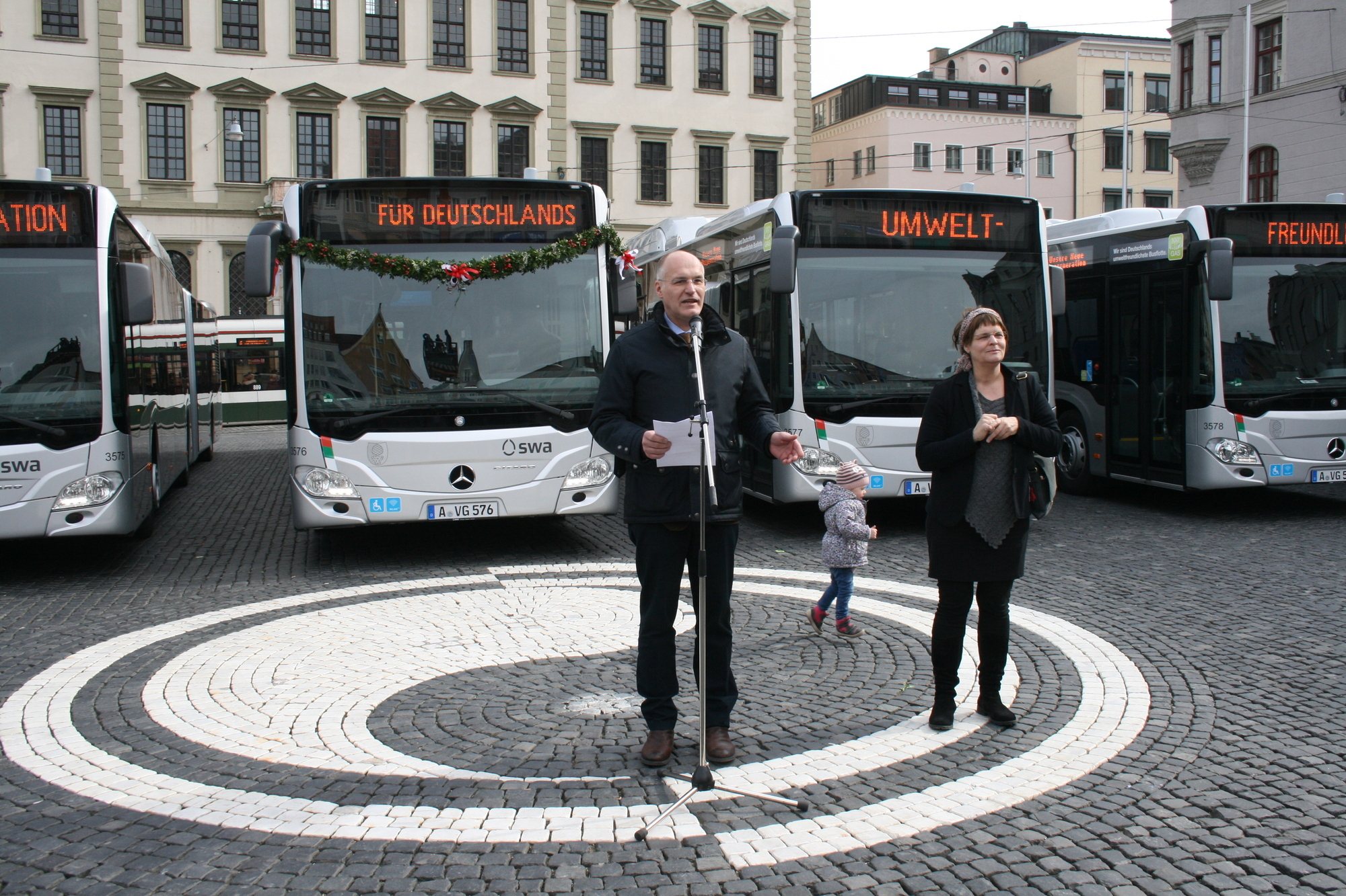 Die Stadtwerke Augsburg präsentieren stolz ihre neuen Erdgasbusse auf dem Rathausplatz. Foto: B4B WIRTSCHAFTSLEBEN SCHWABENDie S