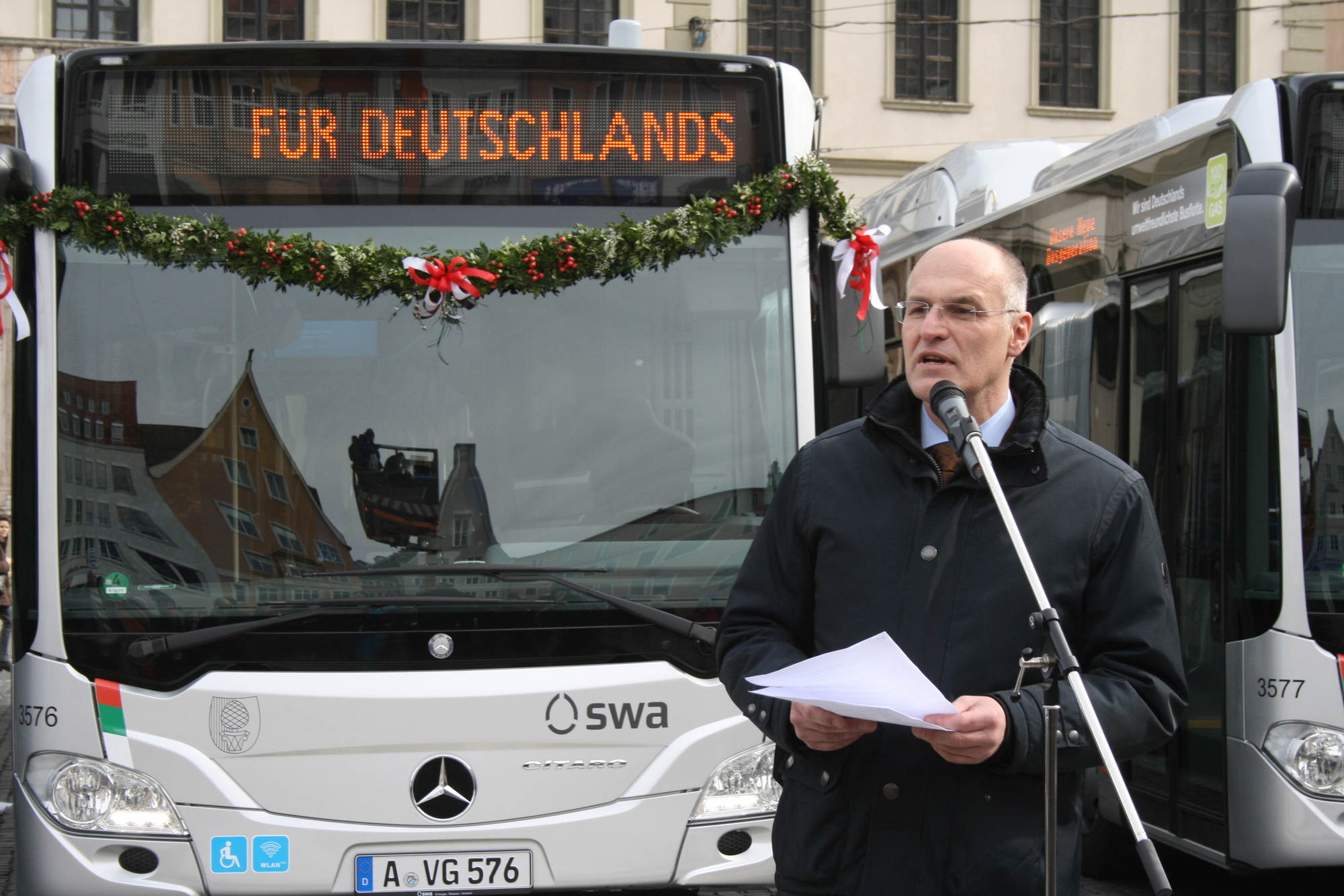 Die Stadtwerke Augsburg präsentieren stolz ihre neuen Erdgasbusse auf dem Rathausplatz. Foto: B4B WIRTSCHAFTSLEBEN SCHWABENDie S