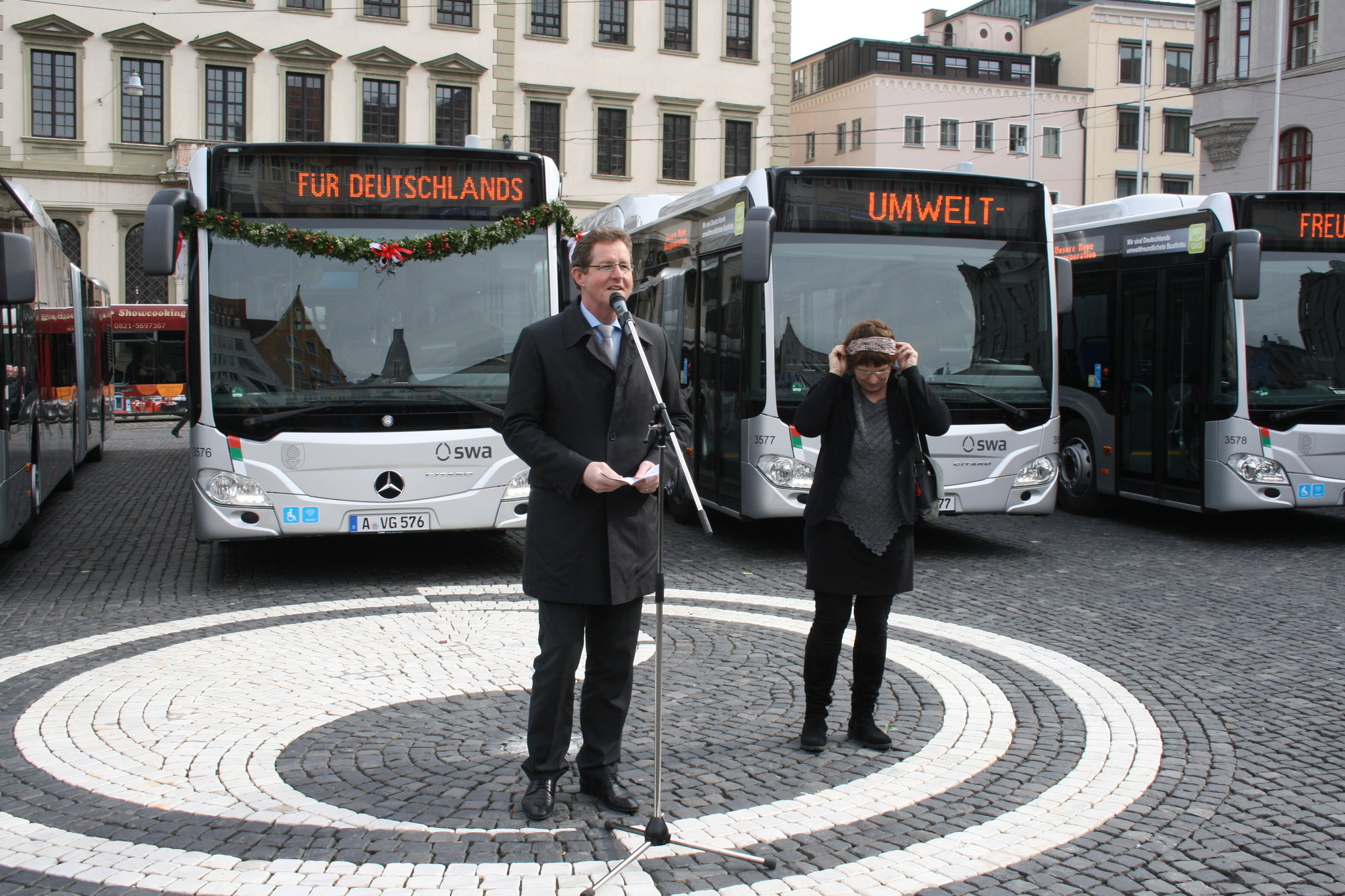 Die Stadtwerke Augsburg präsentieren stolz ihre neuen Erdgasbusse auf dem Rathausplatz. Foto: B4B WIRTSCHAFTSLEBEN SCHWABENDie S