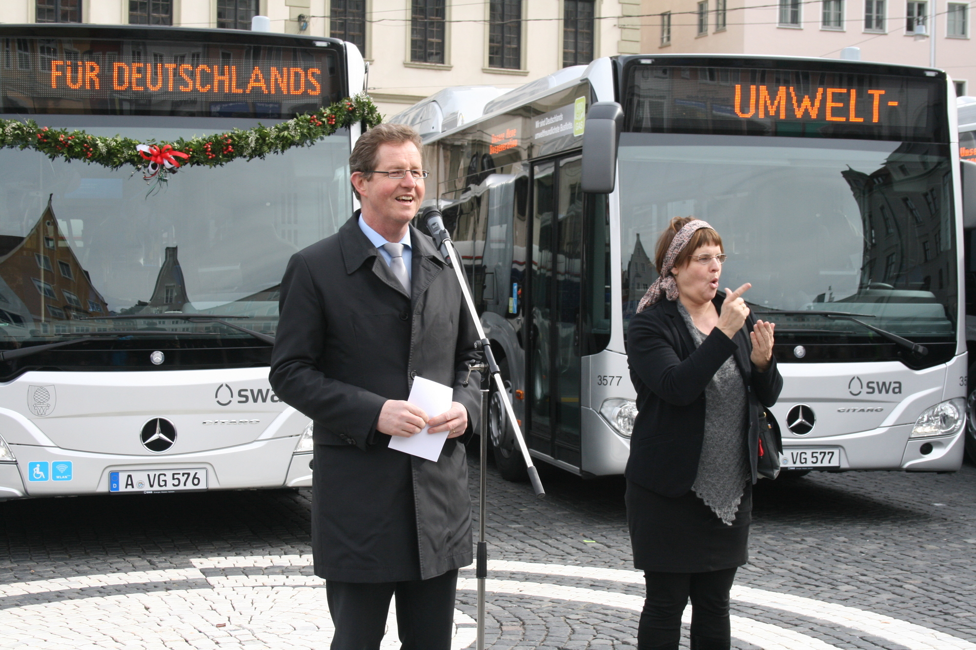 Die Stadtwerke Augsburg präsentieren stolz ihre neuen Erdgasbusse auf dem Rathausplatz. Foto: B4B WIRTSCHAFTSLEBEN SCHWABENDie S