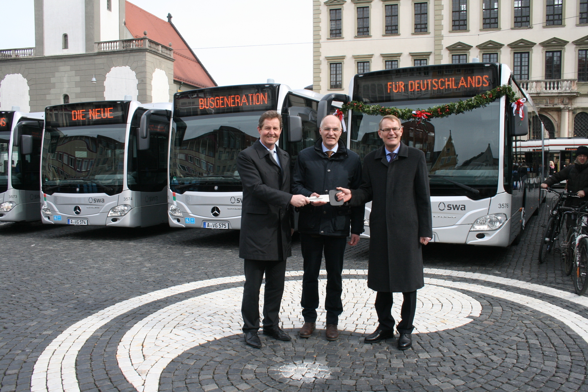 Die Stadtwerke Augsburg präsentieren stolz ihre neuen Erdgasbusse auf dem Rathausplatz. Foto: B4B WIRTSCHAFTSLEBEN SCHWABENDie S
