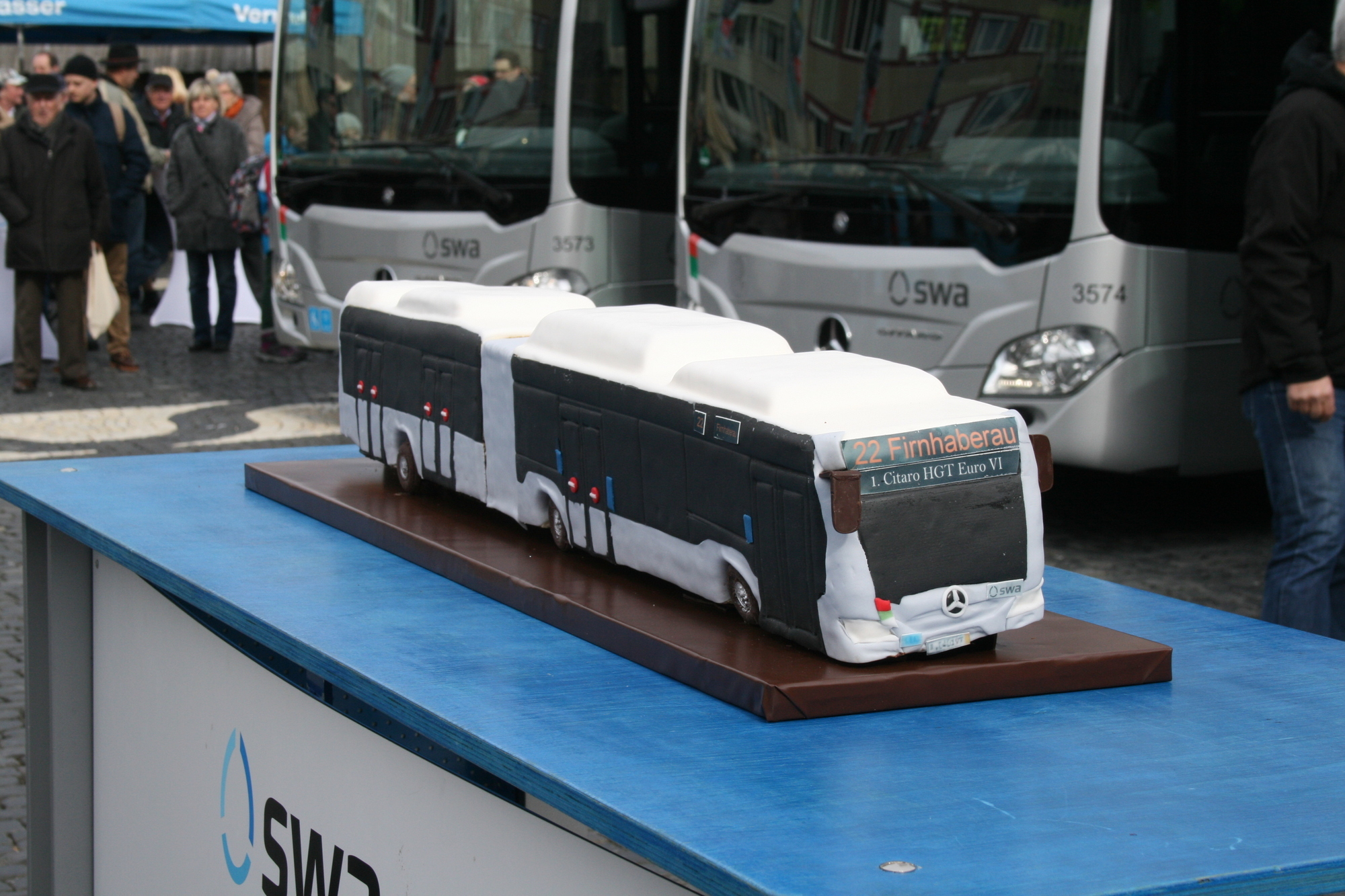 Die Stadtwerke Augsburg präsentieren stolz ihre neuen Erdgasbusse auf dem Rathausplatz. Foto: B4B WIRTSCHAFTSLEBEN SCHWABENDie S