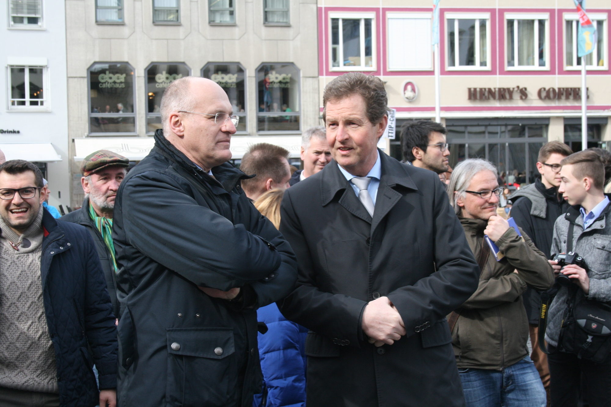 Die Stadtwerke Augsburg präsentieren stolz ihre neuen Erdgasbusse auf dem Rathausplatz. Foto: B4B WIRTSCHAFTSLEBEN SCHWABENDie S