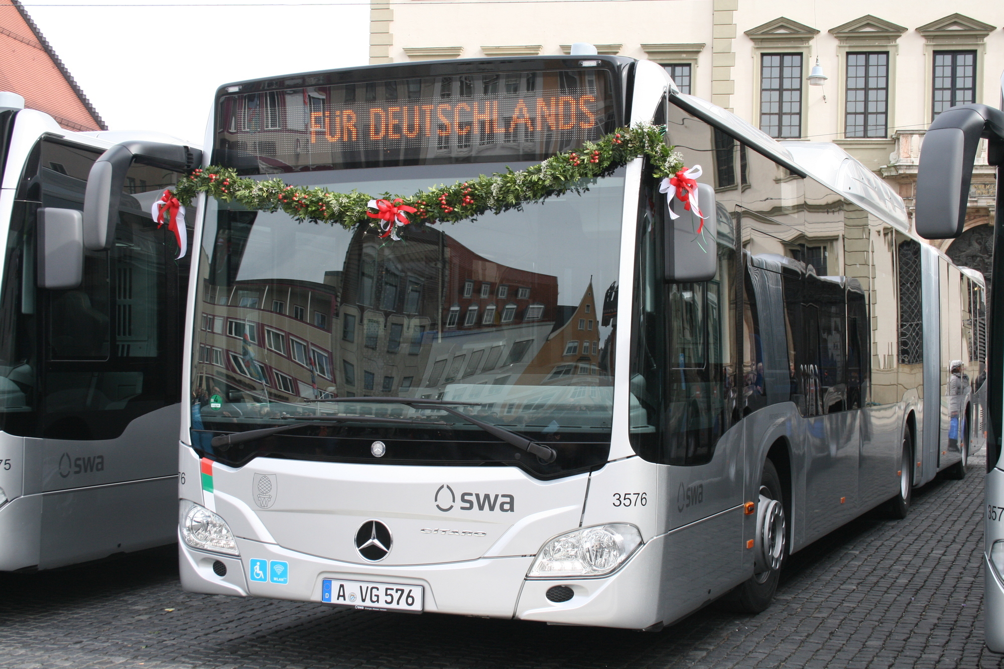 Die Stadtwerke Augsburg präsentieren stolz ihre neuen Erdgasbusse auf dem Rathausplatz. Foto: B4B WIRTSCHAFTSLEBEN SCHWABENDie S