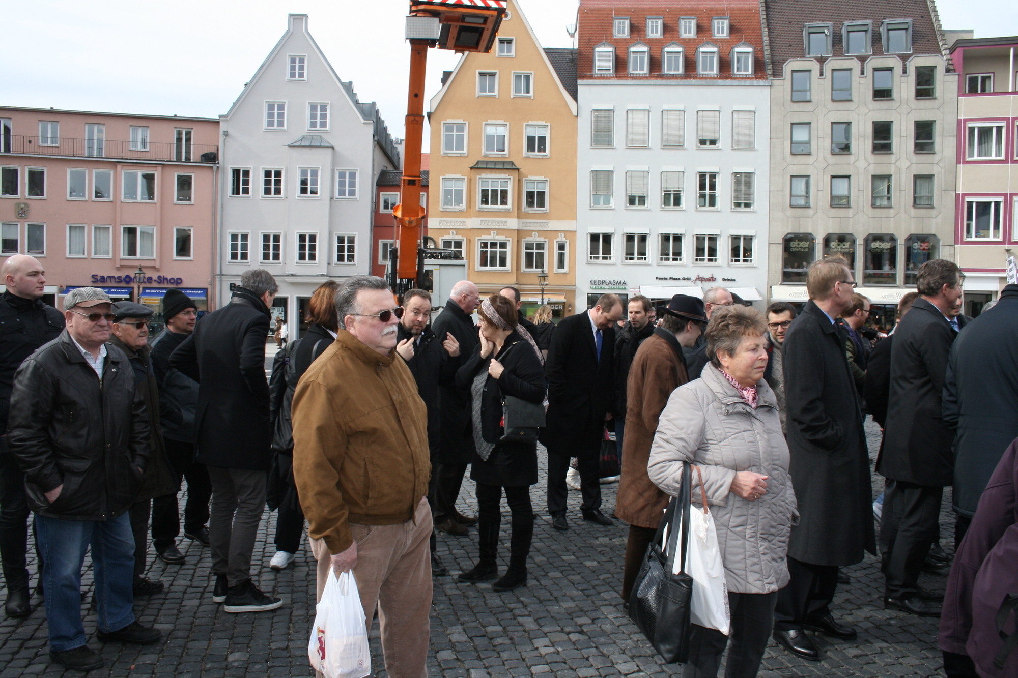 Die Stadtwerke Augsburg präsentieren stolz ihre neuen Erdgasbusse auf dem Rathausplatz. Foto: B4B WIRTSCHAFTSLEBEN SCHWABENDie S