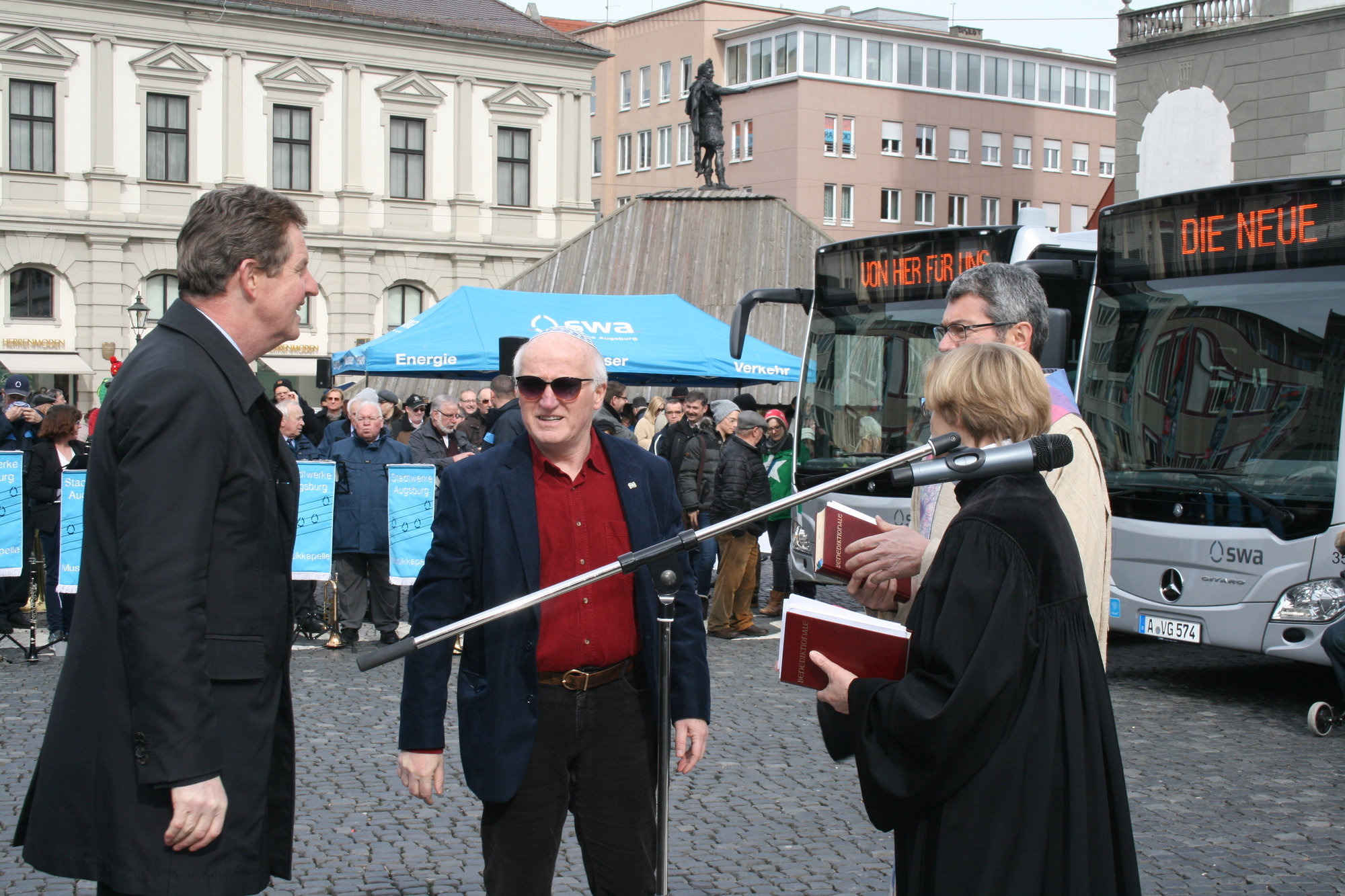 Die Stadtwerke Augsburg präsentieren stolz ihre neuen Erdgasbusse auf dem Rathausplatz. Foto: B4B WIRTSCHAFTSLEBEN SCHWABENDie S