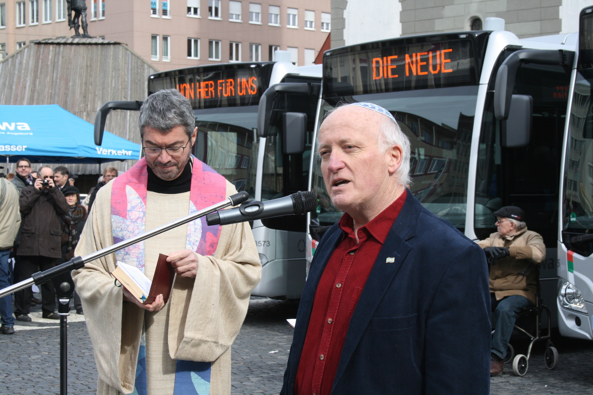 Die Stadtwerke Augsburg präsentieren stolz ihre neuen Erdgasbusse auf dem Rathausplatz. Foto: B4B WIRTSCHAFTSLEBEN SCHWABENDie S