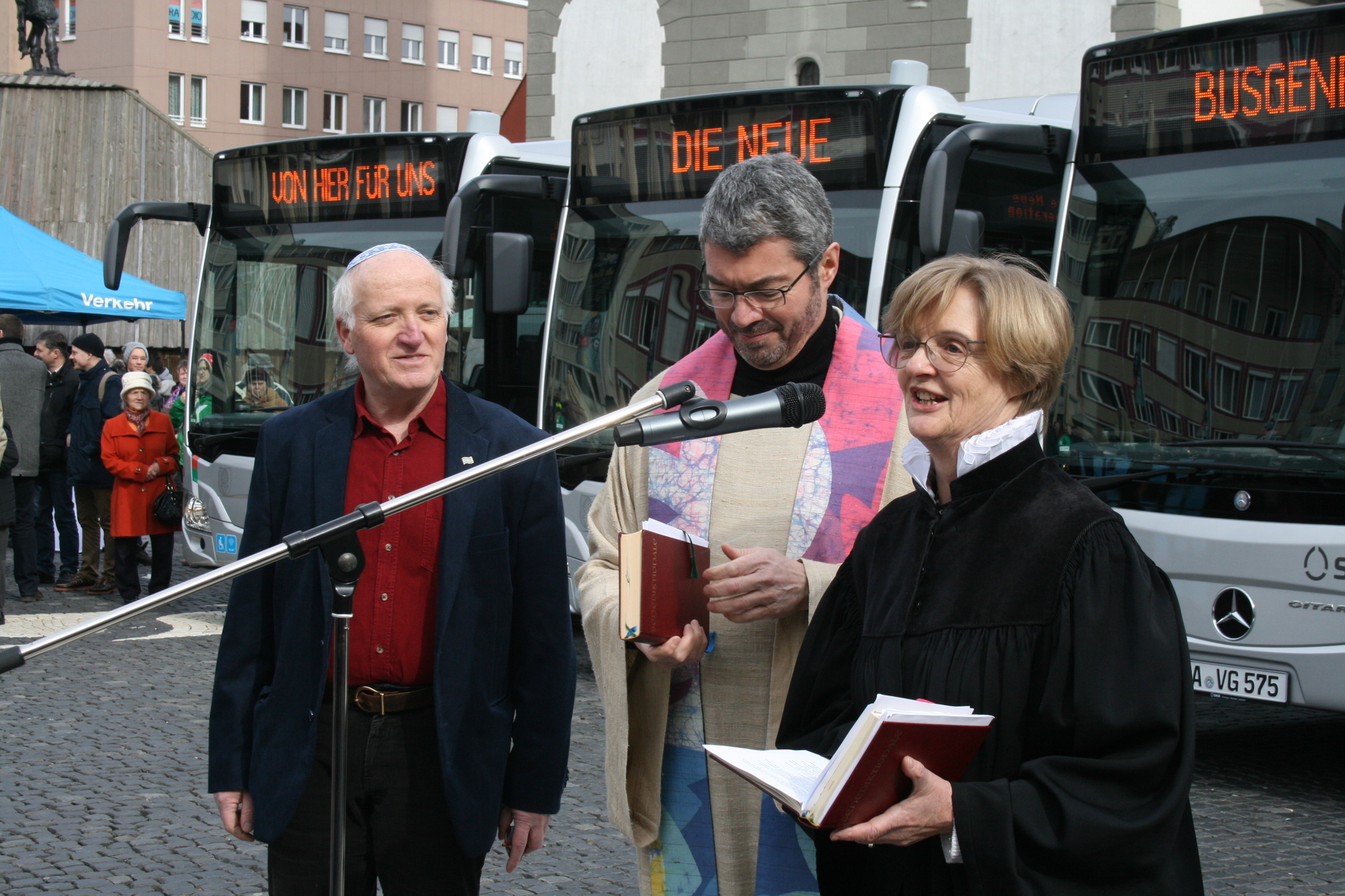 Die Stadtwerke Augsburg präsentieren stolz ihre neuen Erdgasbusse auf dem Rathausplatz. Foto: B4B WIRTSCHAFTSLEBEN SCHWABENDie S