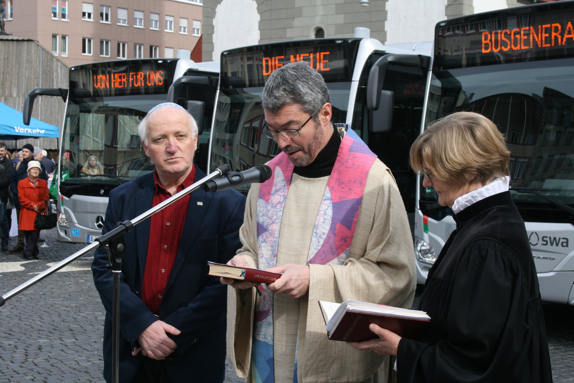 Die Stadtwerke Augsburg präsentieren stolz ihre neuen Erdgasbusse auf dem Rathausplatz. Foto: B4B WIRTSCHAFTSLEBEN SCHWABENDie S