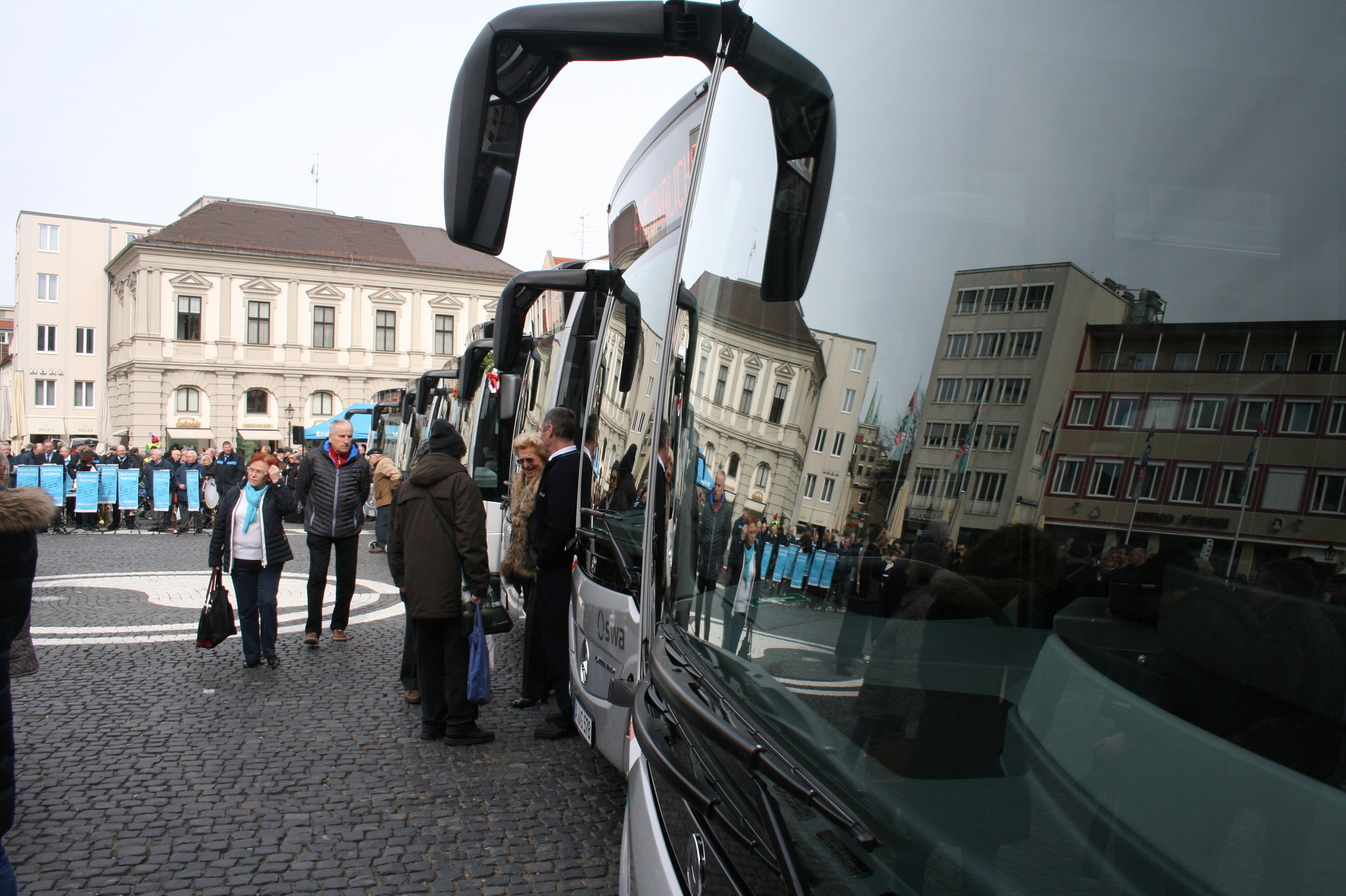 Die Stadtwerke Augsburg präsentieren stolz ihre neuen Erdgasbusse auf dem Rathausplatz. Foto: B4B WIRTSCHAFTSLEBEN SCHWABENDie S