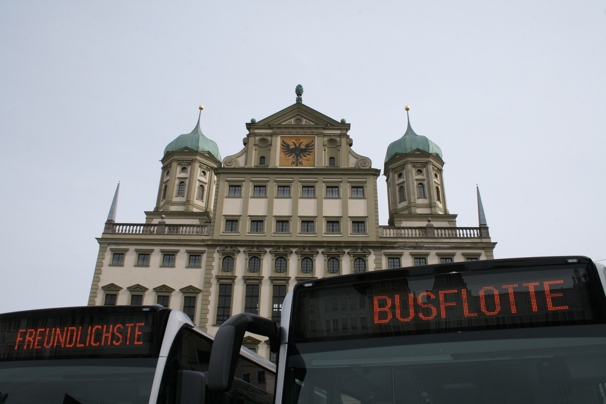 Die Stadtwerke Augsburg präsentieren stolz ihre neuen Erdgasbusse auf dem Rathausplatz. Foto: B4B WIRTSCHAFTSLEBEN SCHWABENDie S