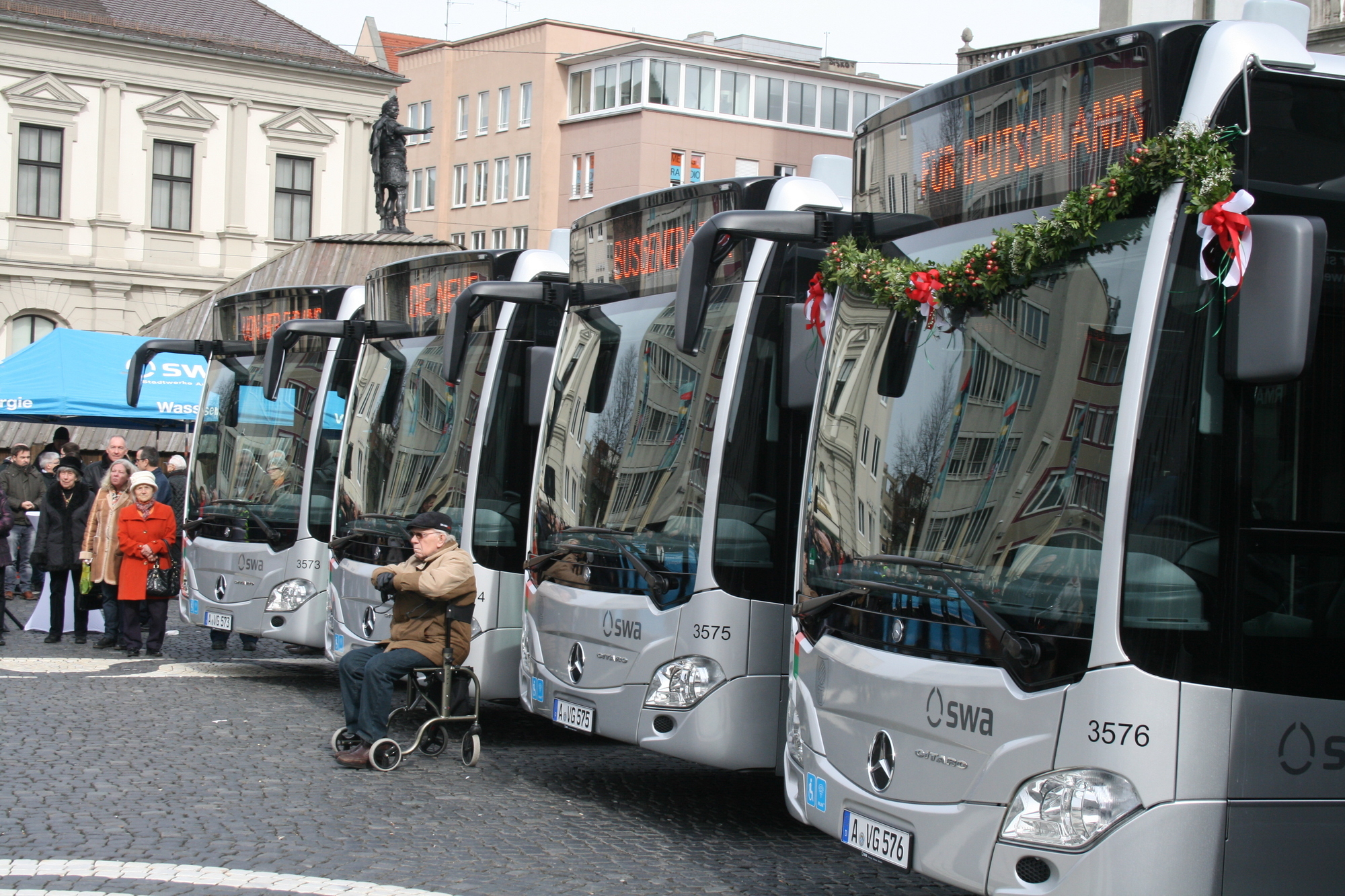 Die Stadtwerke Augsburg präsentieren stolz ihre neuen Erdgasbusse auf dem Rathausplatz. Foto: B4B WIRTSCHAFTSLEBEN SCHWABENDie S