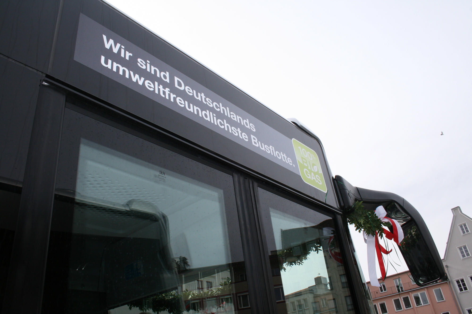 Die Stadtwerke Augsburg präsentieren stolz ihre neuen Erdgasbusse auf dem Rathausplatz. Foto: B4B WIRTSCHAFTSLEBEN SCHWABENDie S