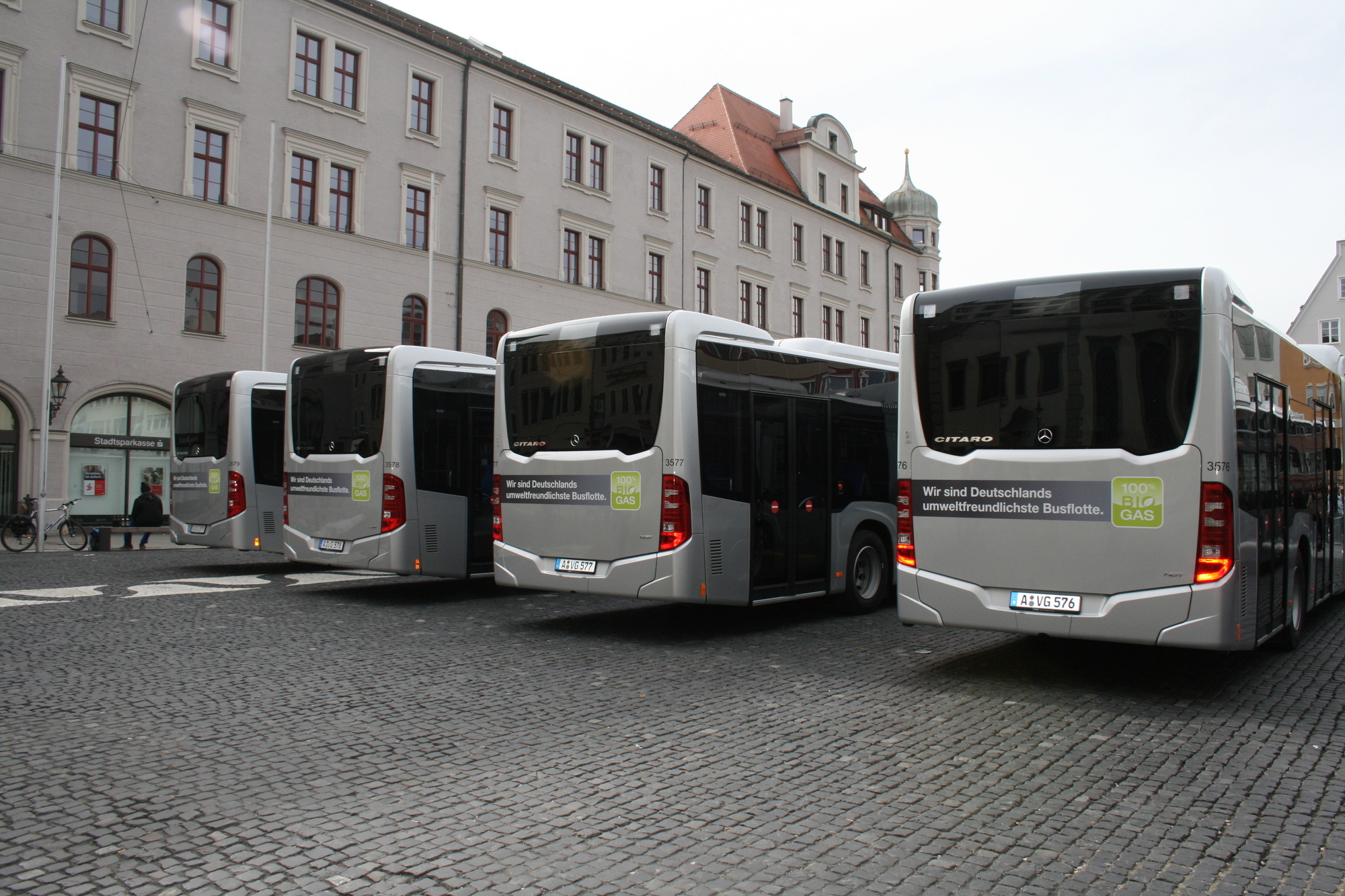 Die Stadtwerke Augsburg präsentieren stolz ihre neuen Erdgasbusse auf dem Rathausplatz. Foto: B4B WIRTSCHAFTSLEBEN SCHWABENDie S