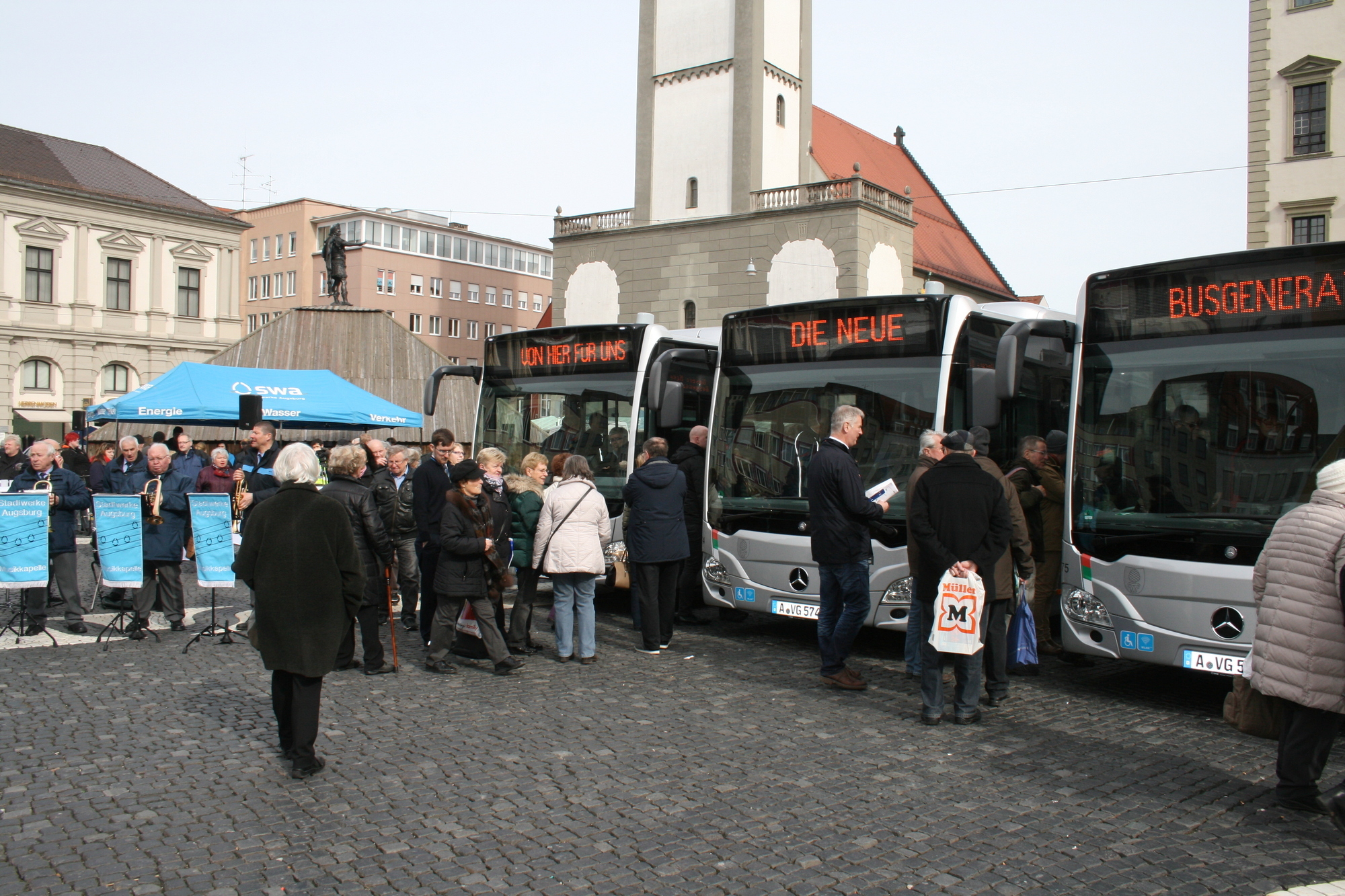 Die Stadtwerke Augsburg präsentieren stolz ihre neuen Erdgasbusse auf dem Rathausplatz. Foto: B4B WIRTSCHAFTSLEBEN SCHWABENDie S