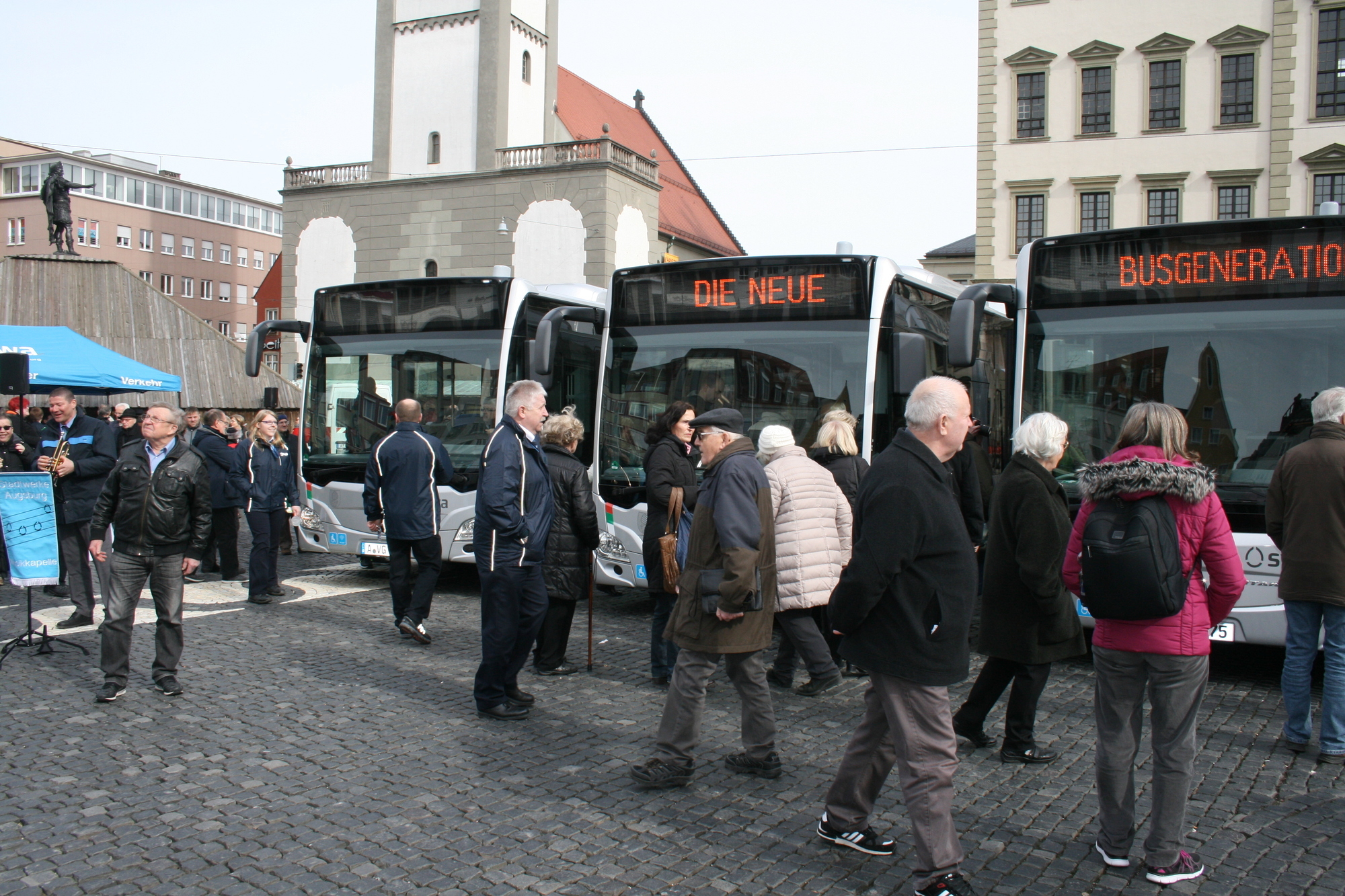 Die Stadtwerke Augsburg präsentieren stolz ihre neuen Erdgasbusse auf dem Rathausplatz. Foto: B4B WIRTSCHAFTSLEBEN SCHWABENDie S