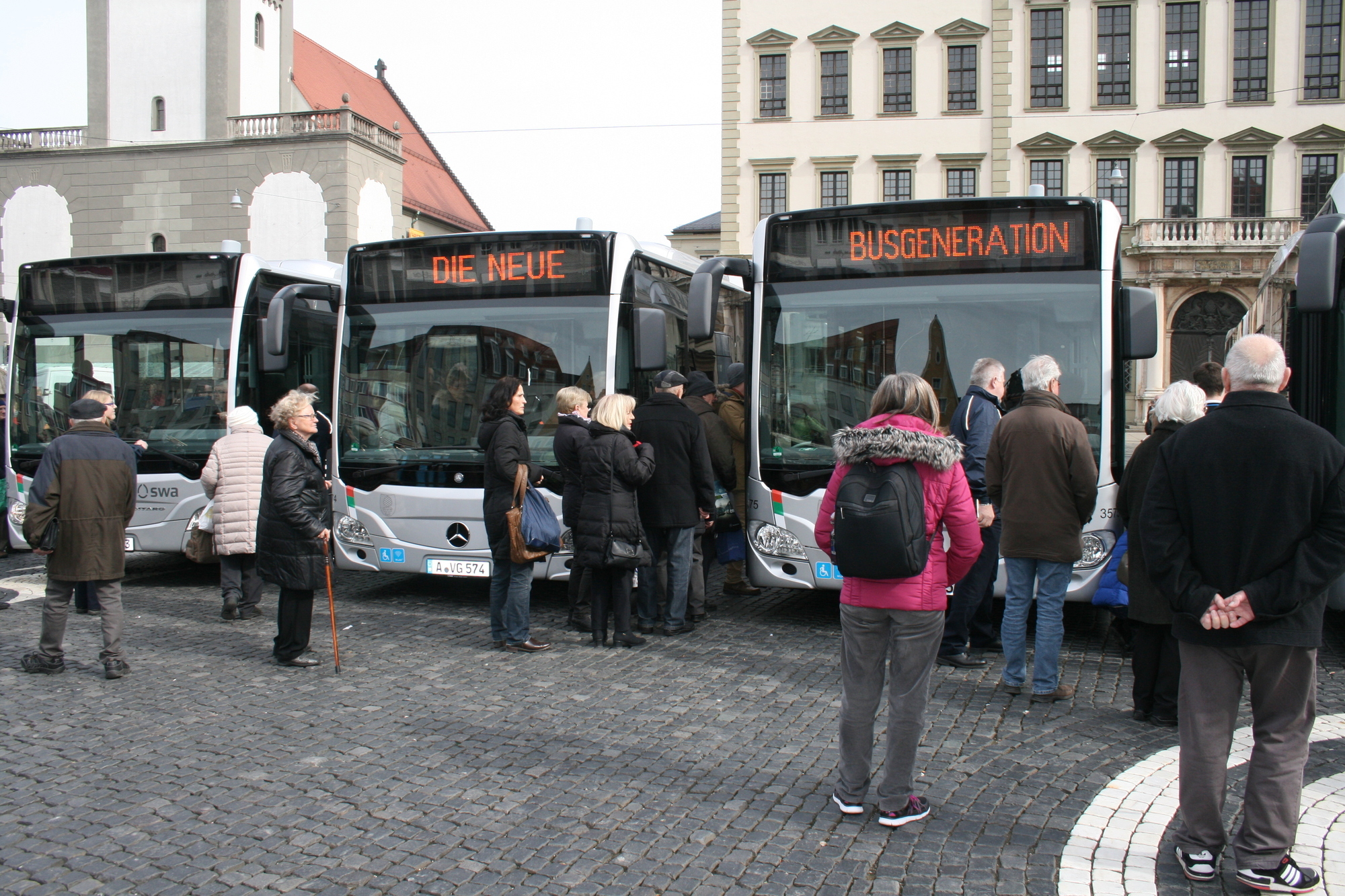 Die Stadtwerke Augsburg präsentieren stolz ihre neuen Erdgasbusse. Foto: B4B WIRTSCHAFTSLEBEN SCHWABEN