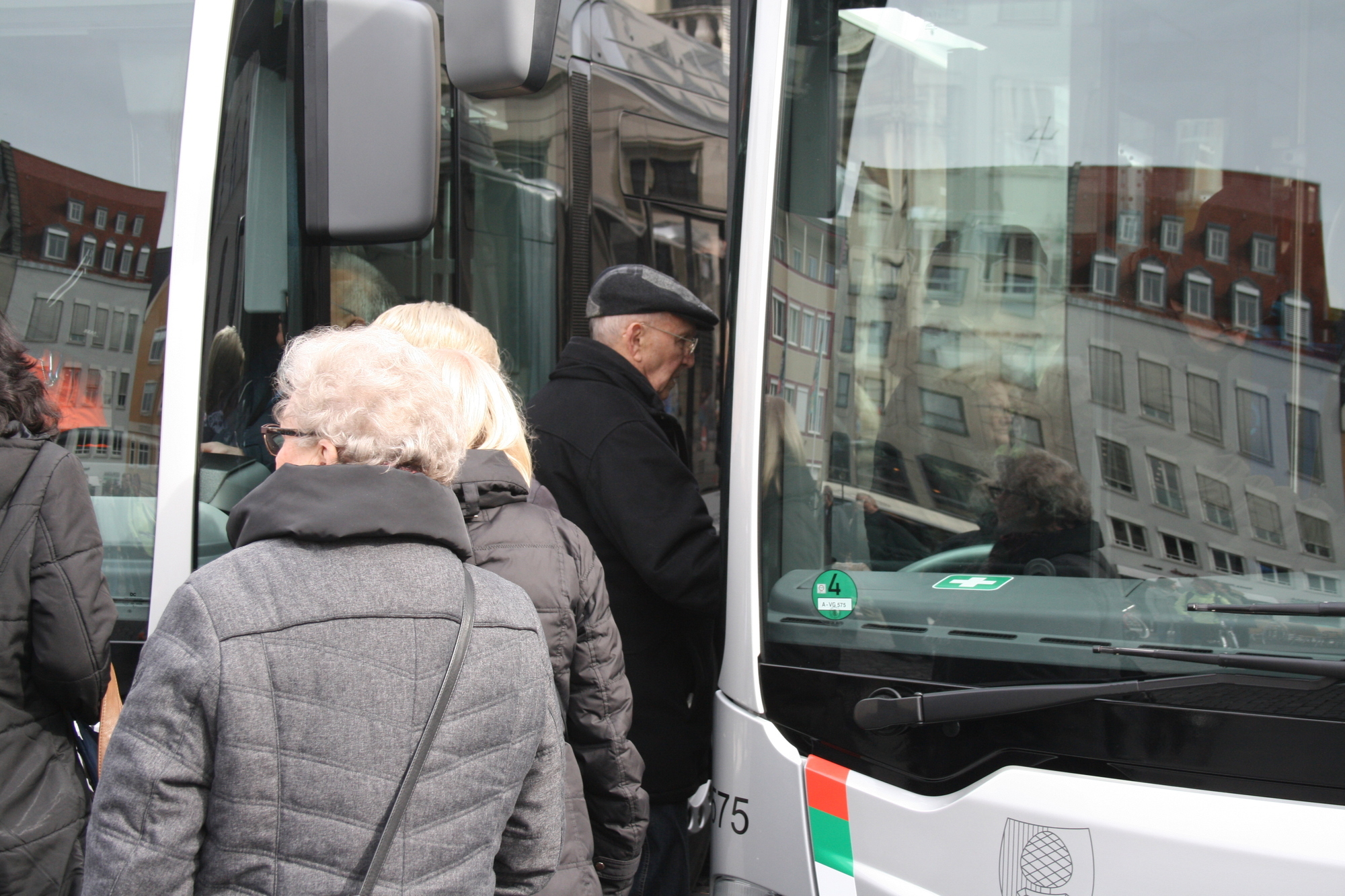 Die Stadtwerke Augsburg präsentieren stolz ihre neuen Erdgasbusse. Foto: B4B WIRTSCHAFTSLEBEN SCHWABEN