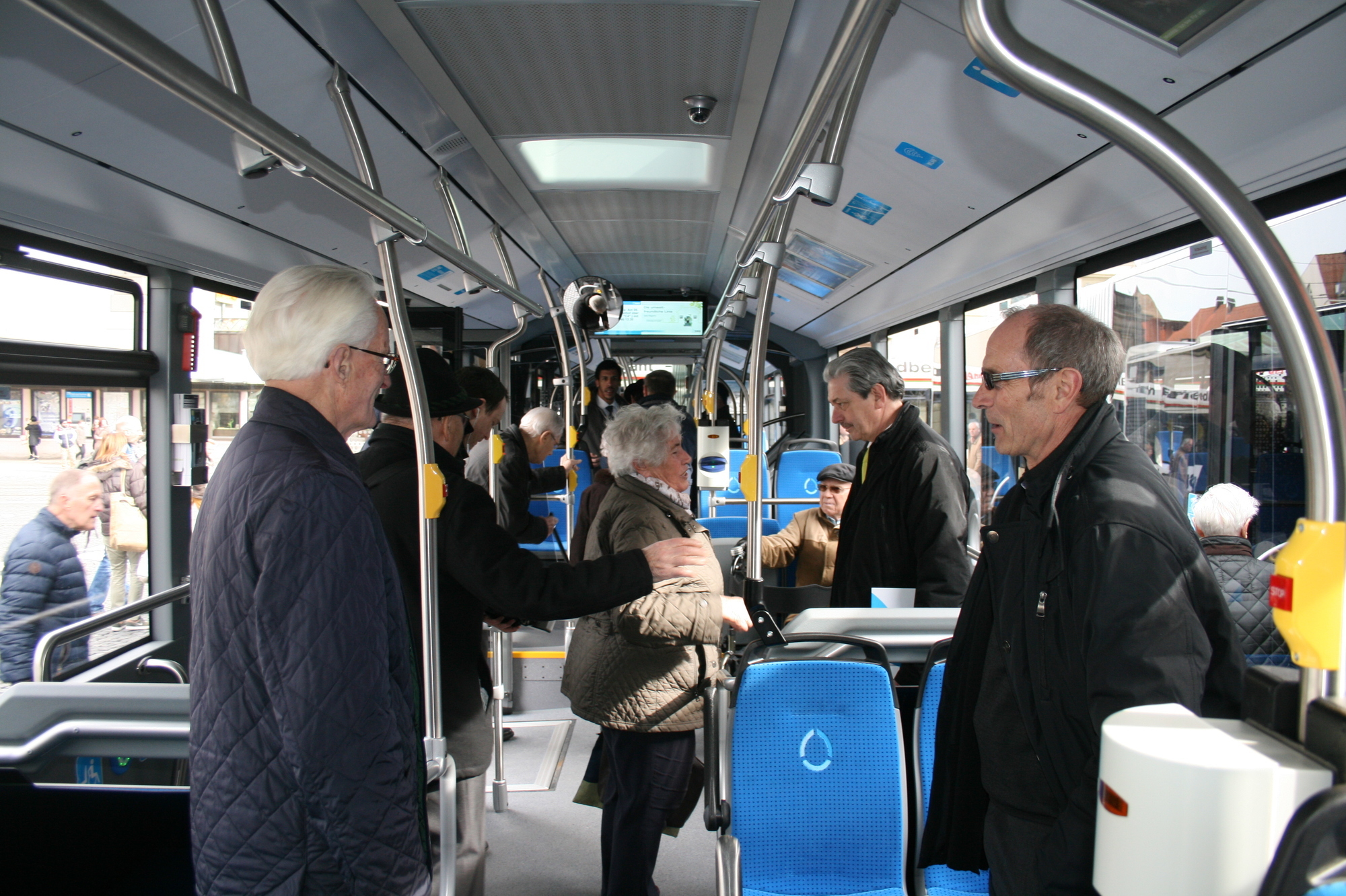 Die Stadtwerke Augsburg präsentieren stolz ihre neuen Erdgasbusse. Foto: B4B WIRTSCHAFTSLEBEN SCHWABEN
