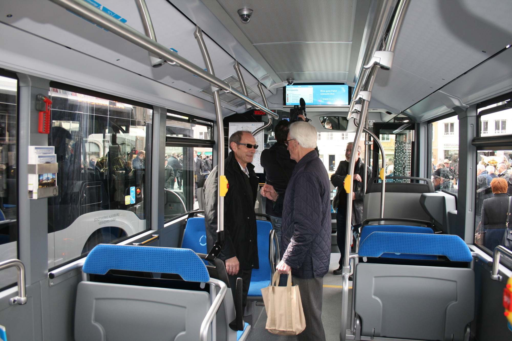 Die Stadtwerke Augsburg präsentieren stolz ihre neuen Erdgasbusse. Foto: B4B WIRTSCHAFTSLEBEN SCHWABEN