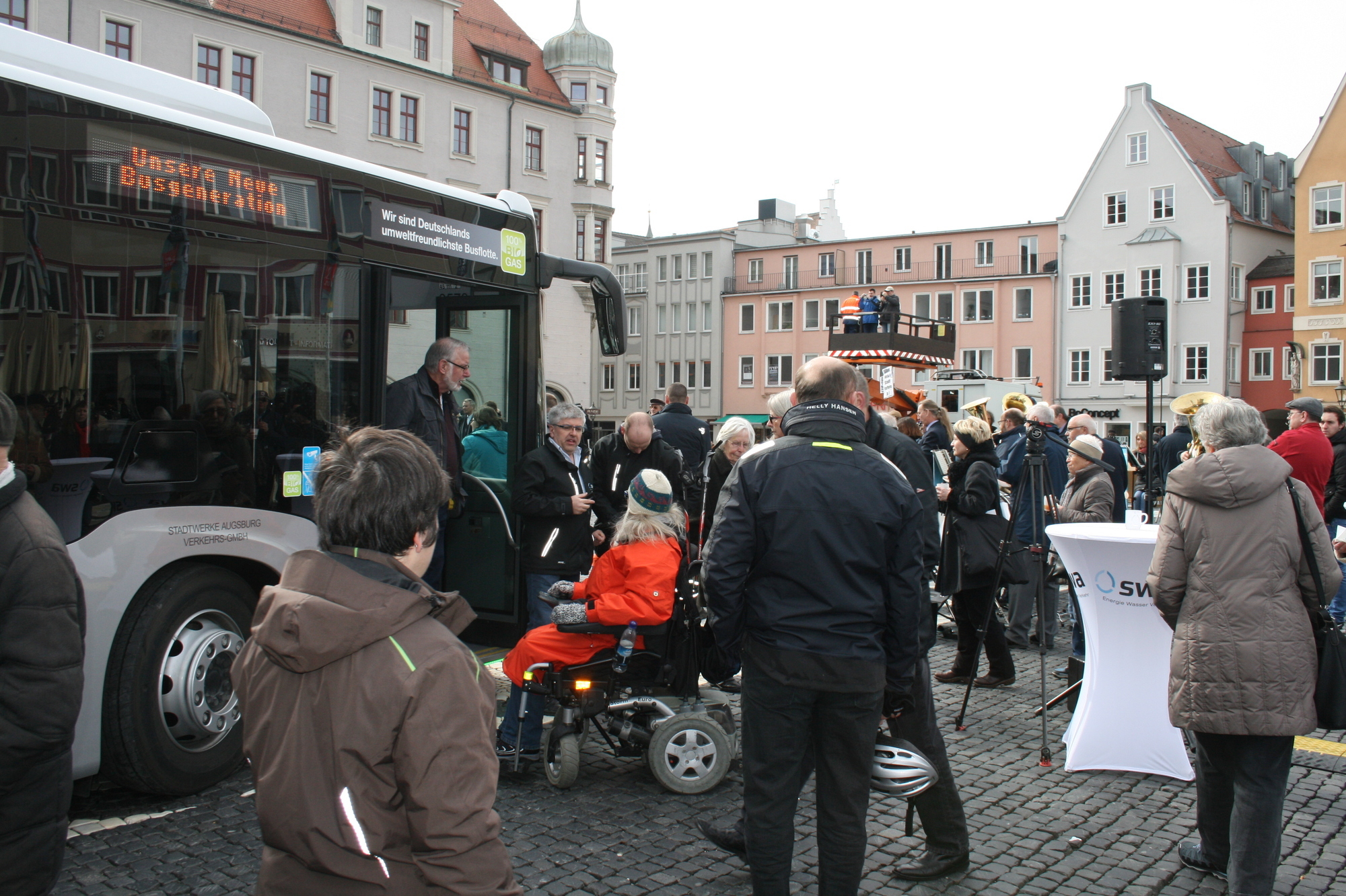 Die Stadtwerke Augsburg präsentieren stolz ihre neuen Erdgasbusse. Foto: B4B WIRTSCHAFTSLEBEN SCHWABEN