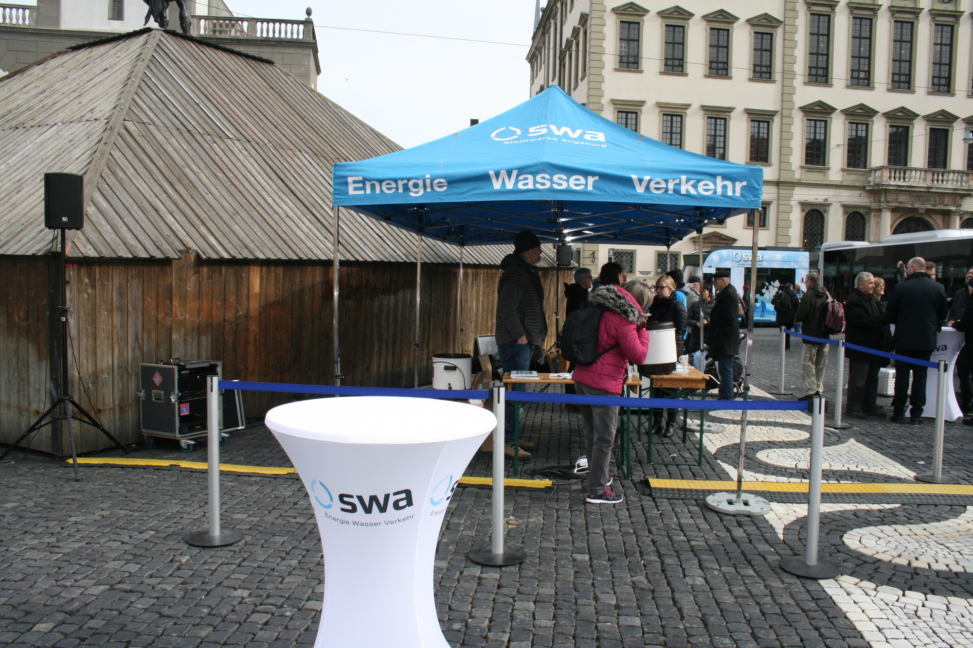 Die Stadtwerke Augsburg präsentieren stolz ihre neuen Erdgasbusse. Foto: B4B WIRTSCHAFTSLEBEN SCHWABEN