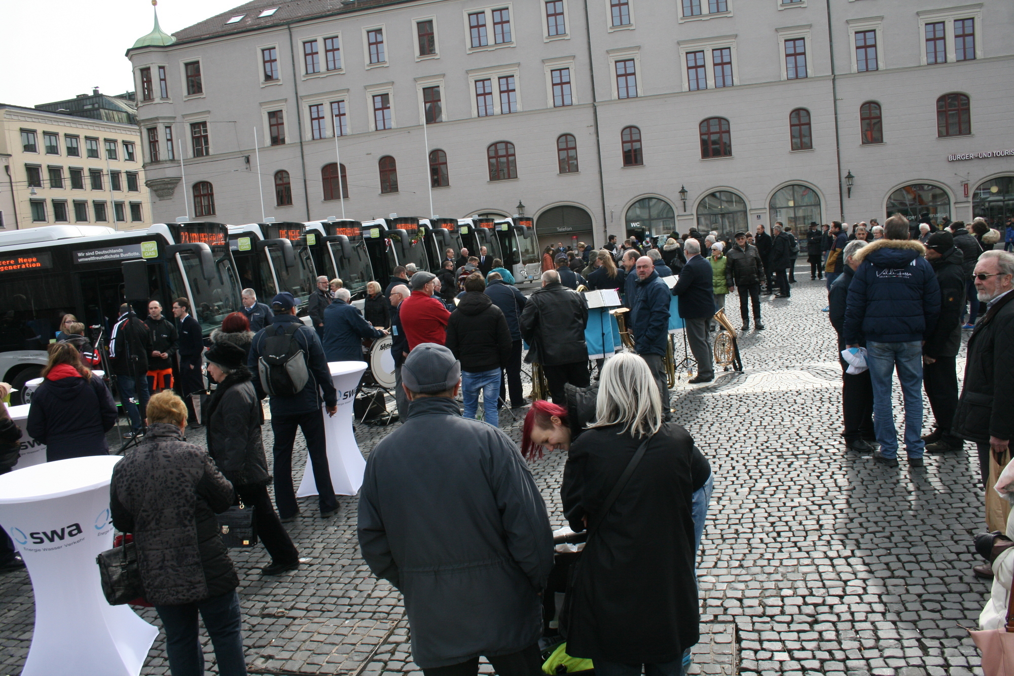 Die Stadtwerke Augsburg präsentieren stolz ihre neuen Erdgasbusse. Foto: B4B WIRTSCHAFTSLEBEN SCHWABEN
