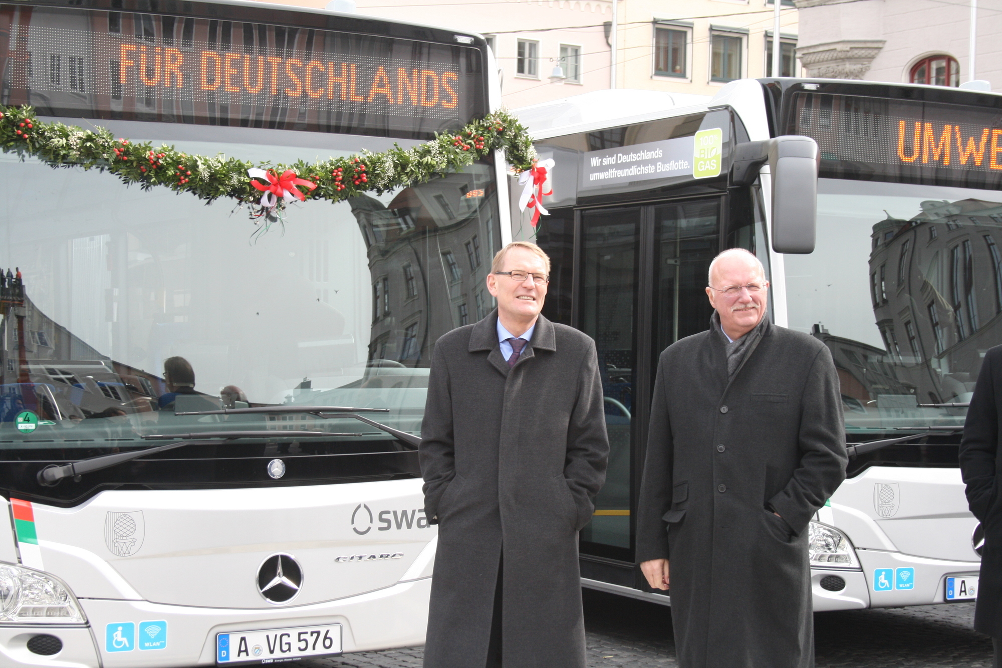 Die Stadtwerke Augsburg präsentieren stolz ihre neuen Erdgasbusse. Foto: B4B WIRTSCHAFTSLEBEN SCHWABEN