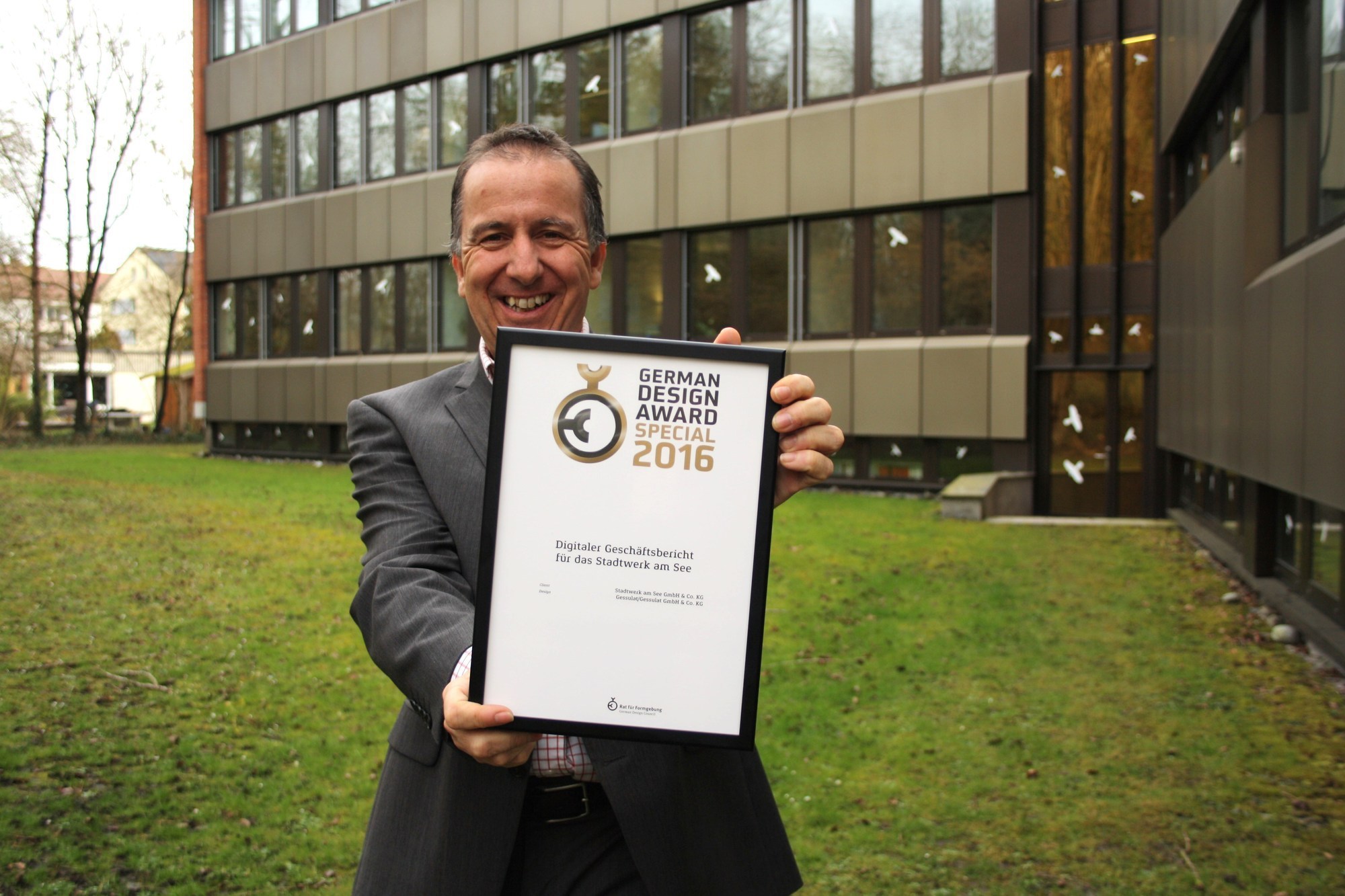 Sebastian Dix mit dem German Design Award für den Digitalen Geschäftsbericht. Foto: SWSee