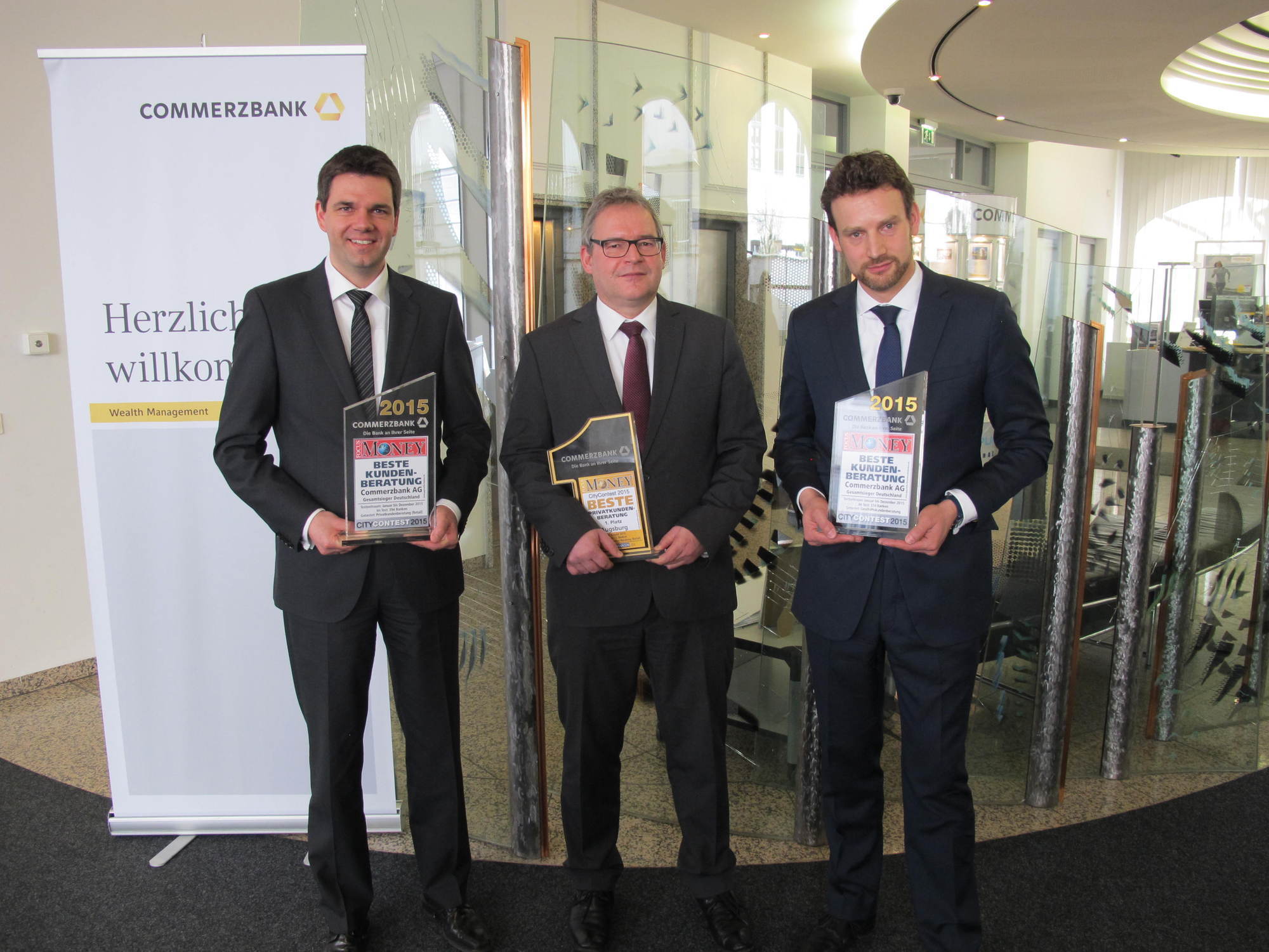 Bernhard Ull, Stefan Roßmayer und Thomas Bothe mit den Auszeichnungen der Commerzbank. Foto: B4B WIRTSCHAFTSLEBEN SCHWABEN