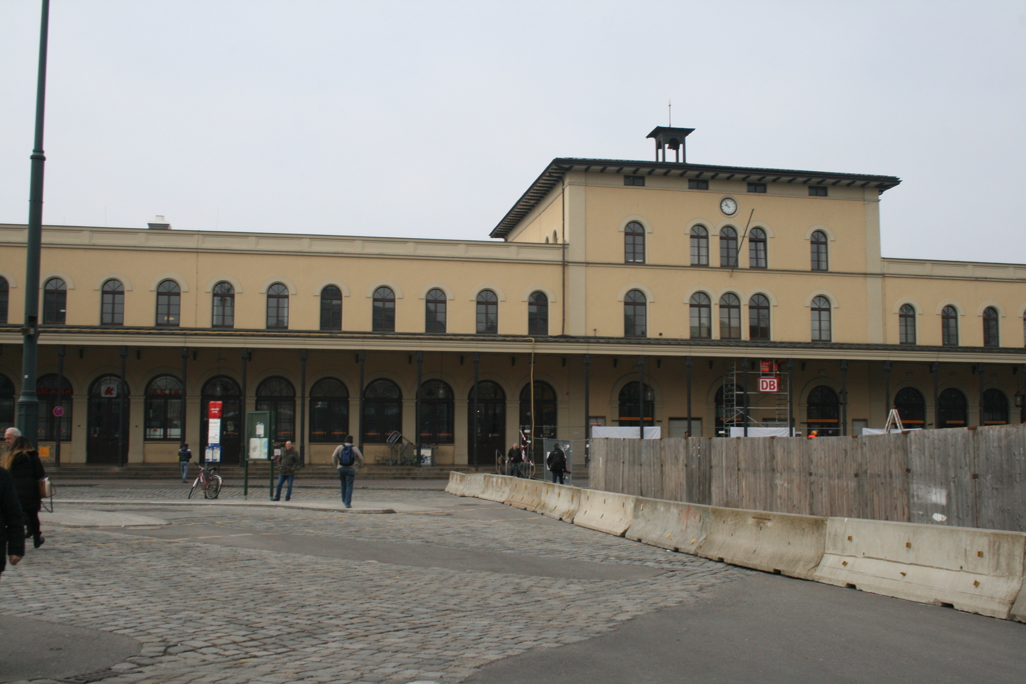 Am Bahnhofsvorplatz gehen die Arbeiten für den Tunnel weiter. Foto: B4B WIRTSCHAFTSLEBEN SCHWABEN