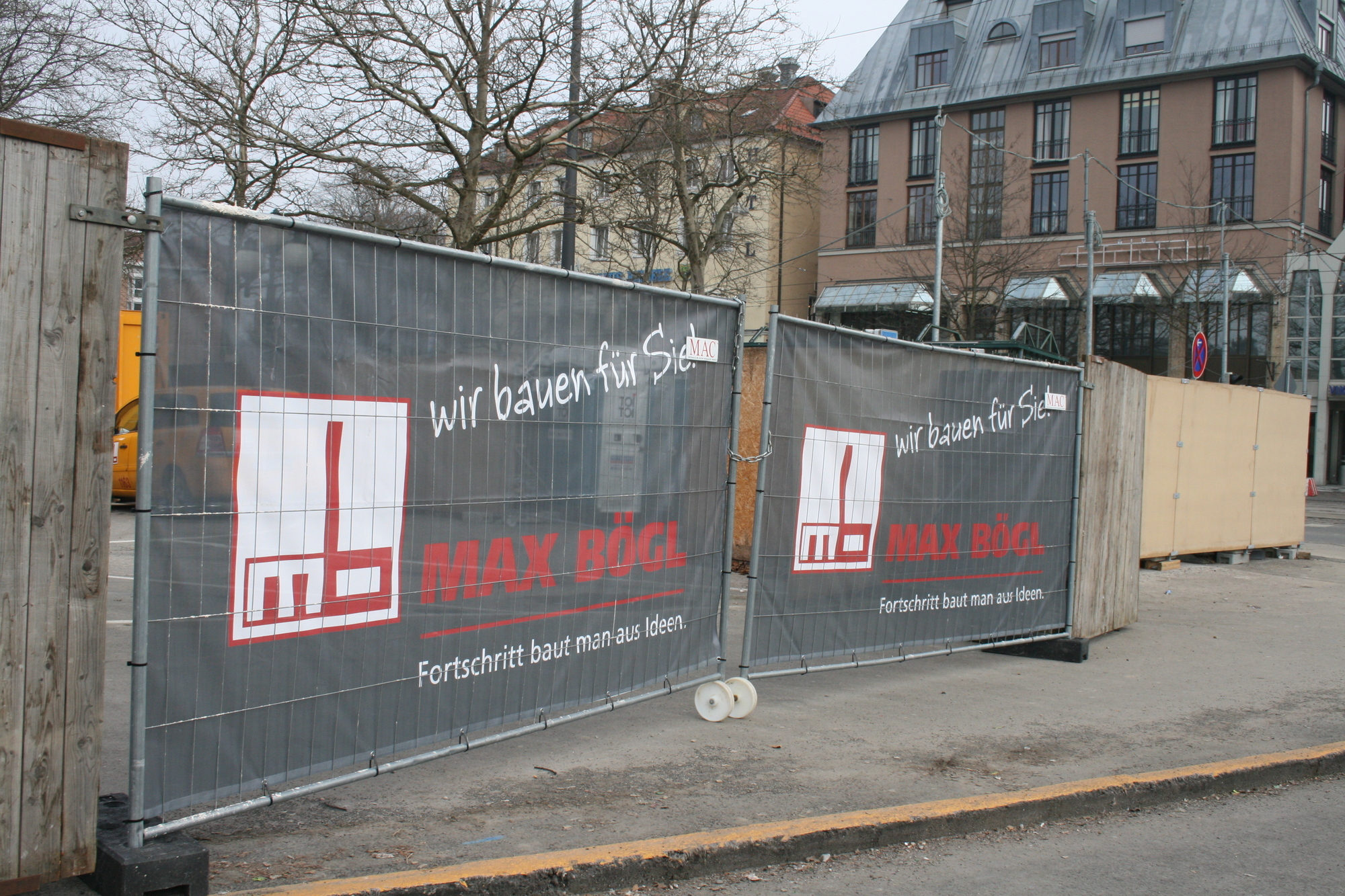 Am Bahnhofsvorplatz gehen die Arbeiten für den Tunnel weiter. Foto: B4B WIRTSCHAFTSLEBEN SCHWABEN