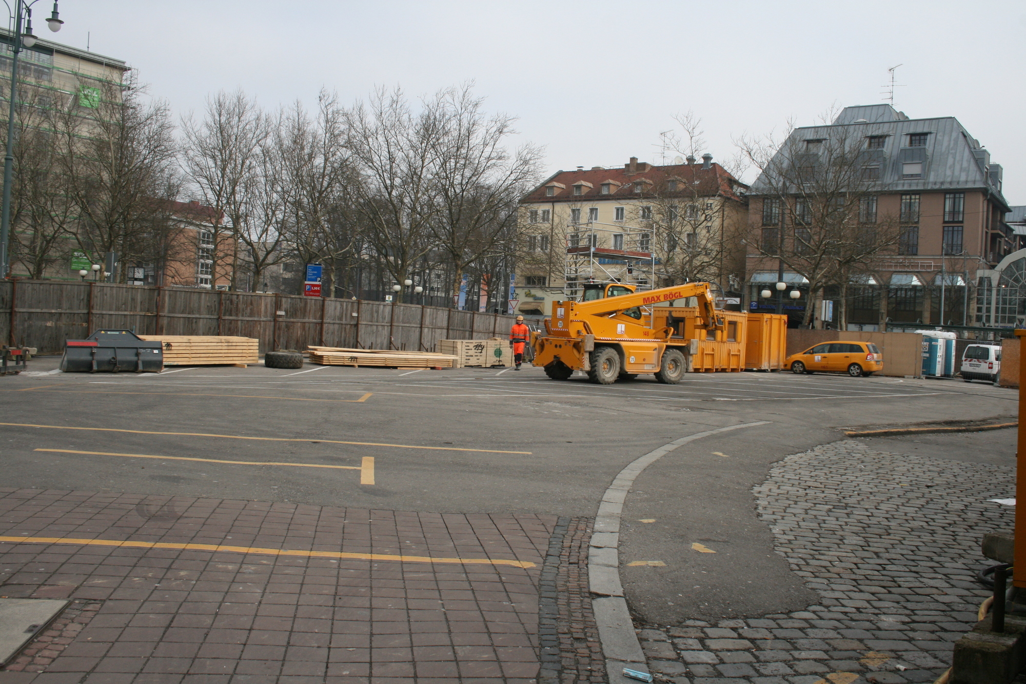 Am Bahnhofsvorplatz gehen die Arbeiten für den Tunnel weiter. Foto: B4B WIRTSCHAFTSLEBEN SCHWABEN
