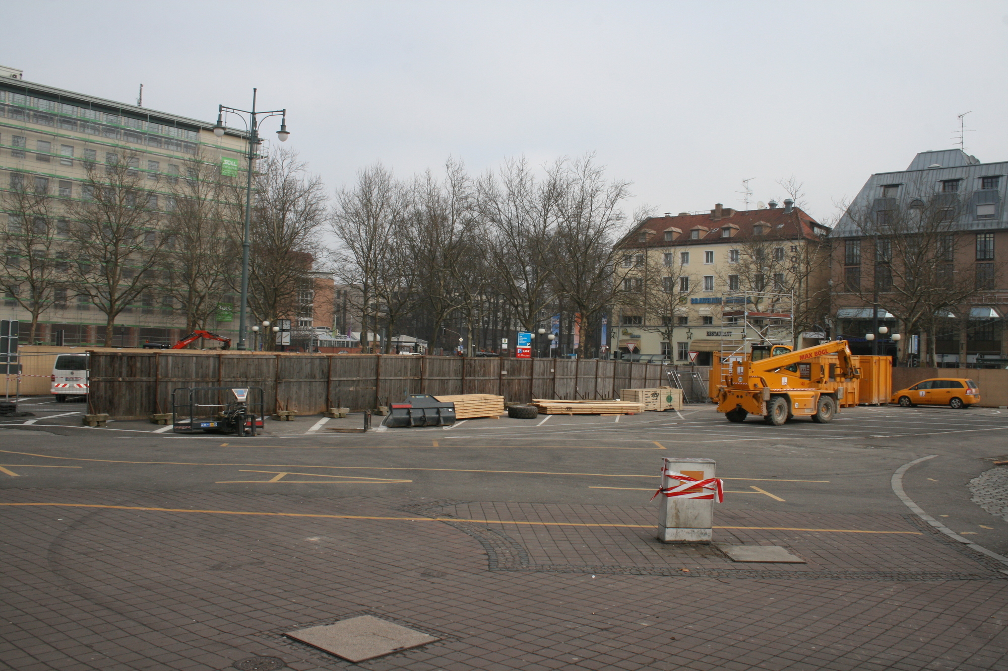 Am Bahnhofsvorplatz gehen die Arbeiten für den Tunnel weiter. Foto: B4B WIRTSCHAFTSLEBEN SCHWABEN