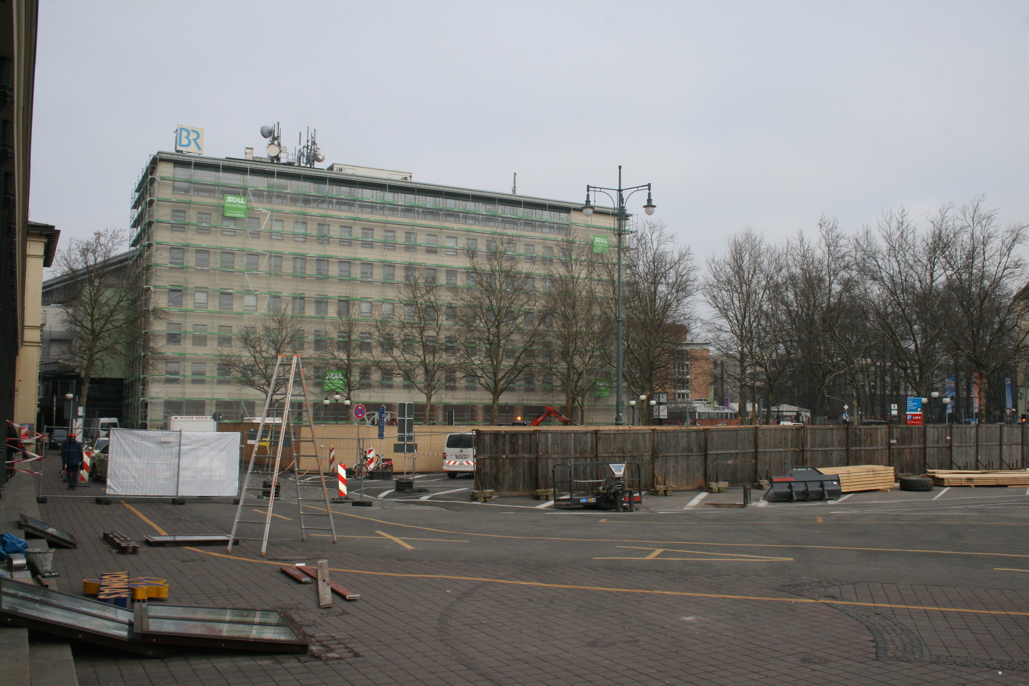 Am Bahnhofsvorplatz gehen die Arbeiten für den Tunnel weiter. Foto: B4B WIRTSCHAFTSLEBEN SCHWABEN
