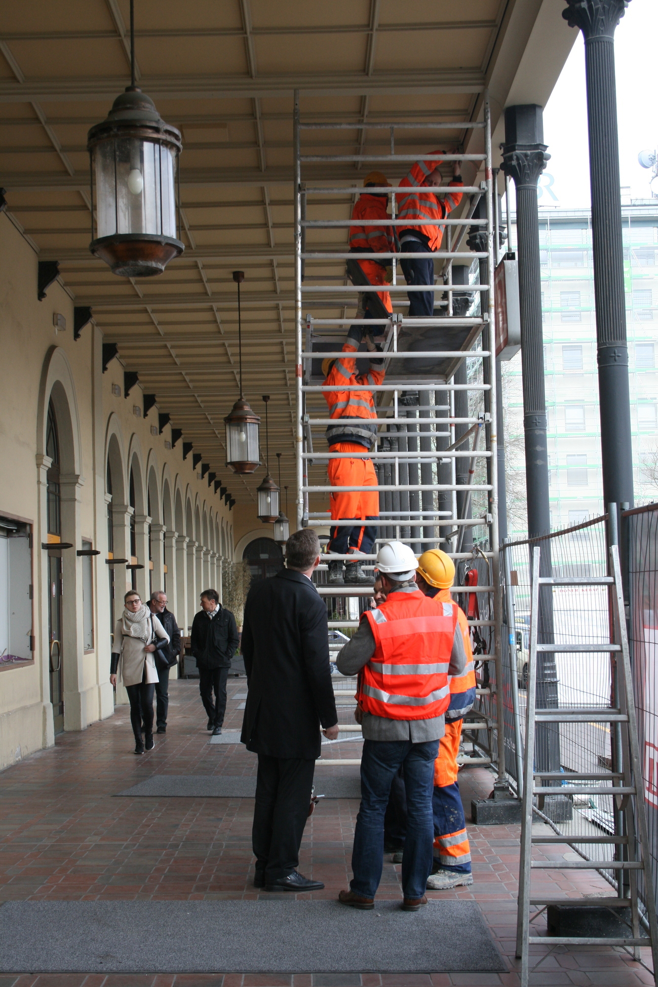 Am Bahnhofsvorplatz gehen die Arbeiten für den Tunnel weiter. Foto: B4B WIRTSCHAFTSLEBEN SCHWABEN
